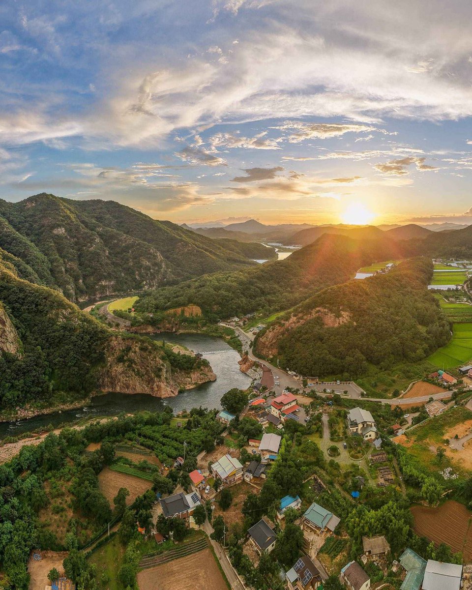 visitkorea_uk's tweet photo. After seeing these photos, we're definitely adding Wollyubong Peak to our bucket list 🤩✨🌳
📍 Wollyubong Peak, Yeongdong-gun, Chungcheongbuk-do
📷 Korea Tourism Organisation (Lee Hyojik)
#springflowers #koreanature #imagineyourkorea #visitkorea #explorekorea #springinkorea https://t.co/i0r5SMBdEk