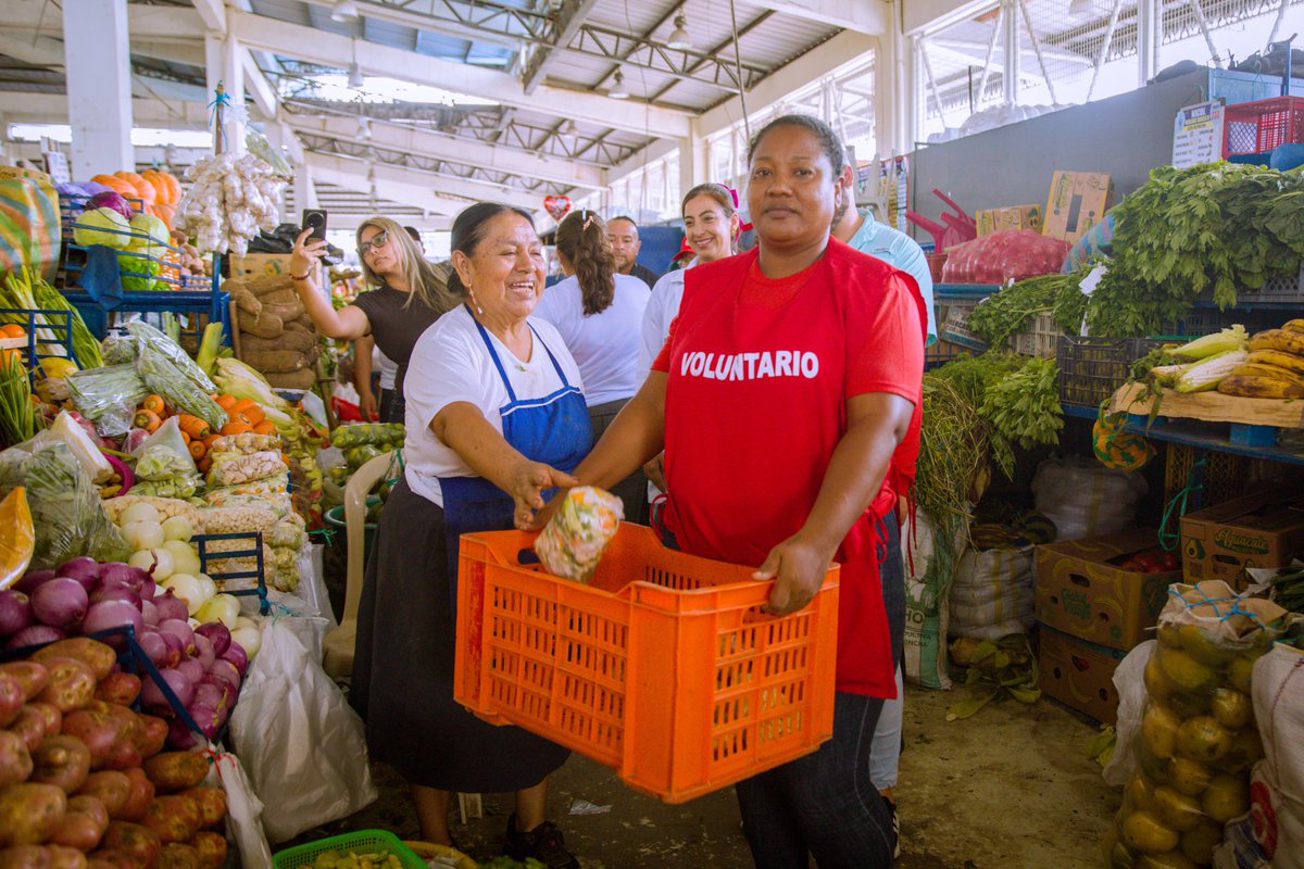 El gerente general de #SeguraEP, Ing. Alex Anchundia y la delegación  “The Gobal Food Banking Network”, visitaron las instalaciones del Mercado de Sauces 9 para realizar la recertificación al Banco de Alimentos Diakonia por su proyecto FRUVER, en el marco del convenio vigente.