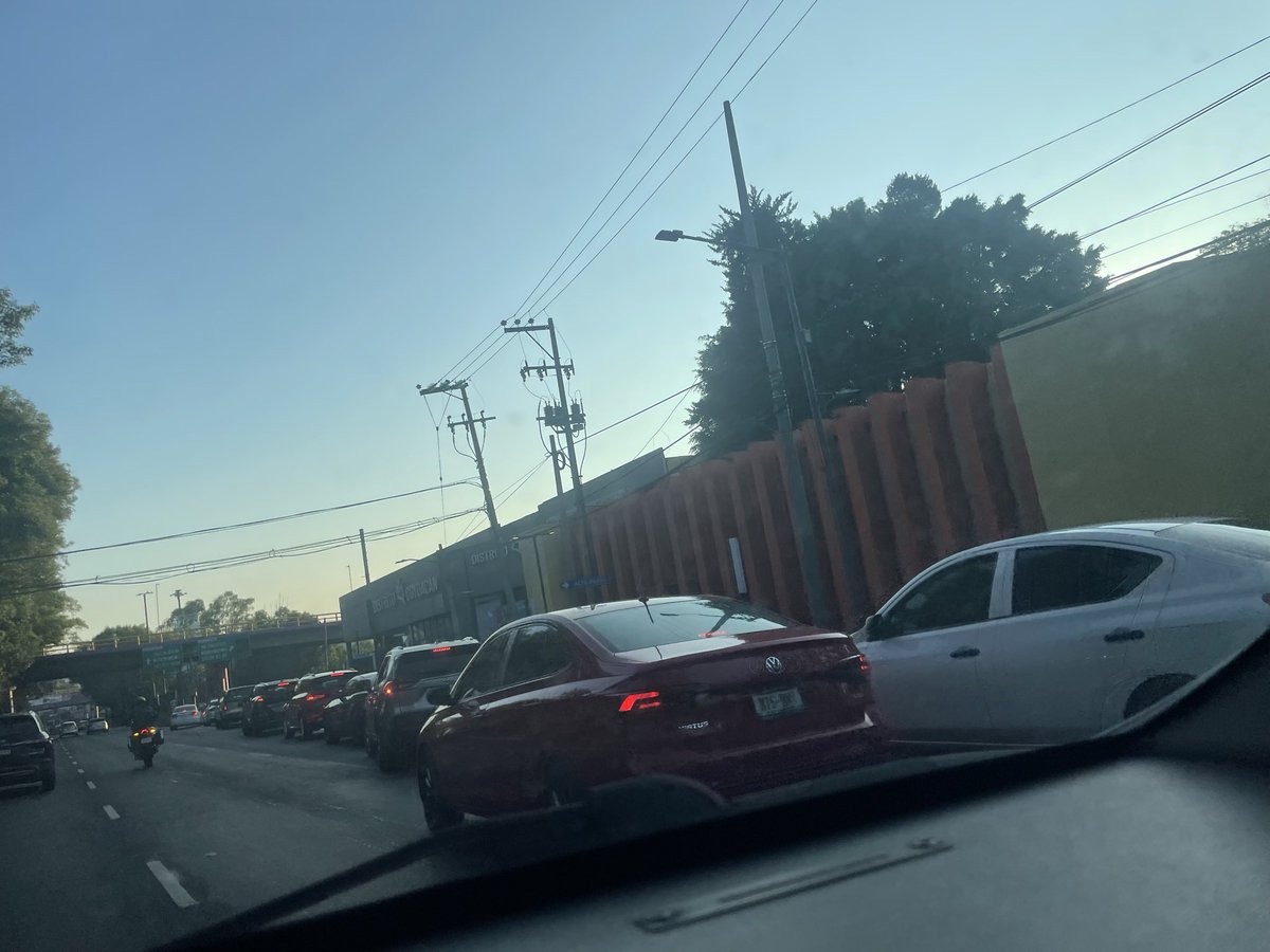 RAlVad's tweet photo. @TlalpanVecinos  Le pueden dar los agradecimientos, a la persona que demostró sus grandes conocimientos de viabilidad urbanística. por los 20 minutos más,  el gasto de gasolina. Para poder subir el puente de División y Tlalpan, de los 25 más aún trayecto que se hacía en20minutos https://t.co/7FEzphfsio