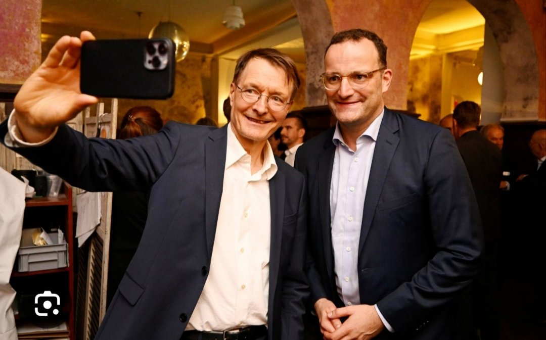 KarlKautabak's tweet image. Treffen mit einem alten Bekannten (kein Freund!). 
Wir machen Selfies und philosophieren darüber, wer wohl zuerst im Gefängnis landet. 

Ich tippe ja auf Jens, denn er war  schon zu dumm den Kauf seiner 4 Mio. Villa zu vertuschen. 
#Covid #Verbrechen #Masken