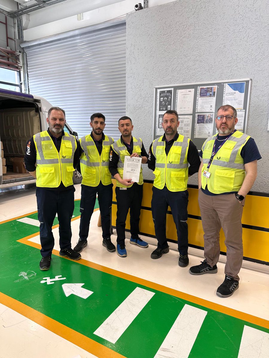 Nakliyatsendika's tweet image. Fedex Ekspress’de Grev kararımız işyerlerine çoşkulu bir biçimde asılmaya devam ediyor 
Yaşasın Örgütlü Mücadelemiz...
Gaziantep ve Antalya Depo...
@FedEx #Fedex