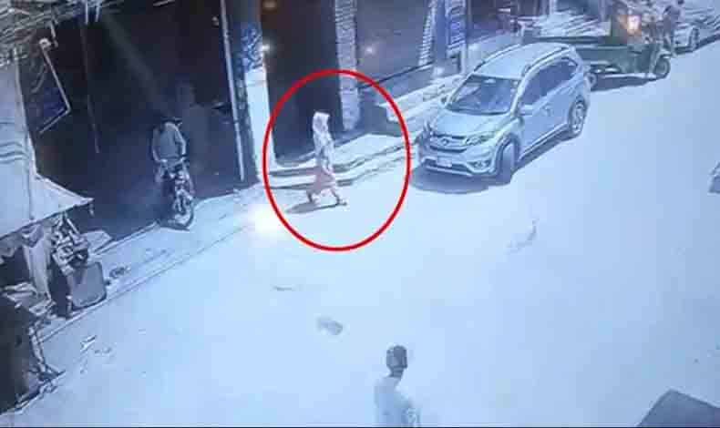 Nawaiwaqt_'s tweet image. لاہور: اپنے 3 بچوں کو چھری سے ذبح کرنے والی ماں کی سی سی ٹی وی ویڈیو سامنے آگئی
nawaiwaqt.com.pk/24-Apr-2026/19…
#Lahore #CCTV #Video #Mother @Lahorepoliceops @GovtofPunjabPK