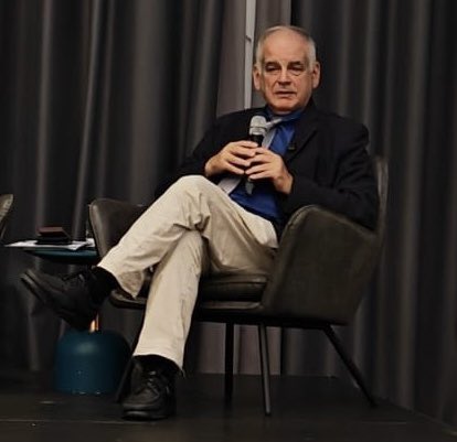 despotinfinitus's tweet photo. Drugi put kad me netko upita o fenomenu ustašizacije hrvatskog društva sjetit ću se studenata FPZG-a. Ali ne zato što taj fenomen ne postoji, već zato što je današnji prosvjed na Fakultetu političkih znanosti pokazao nešto drugo: koliko se lako ozbiljne političke teme mogu pretvoriti u pogrešno usmjeren aktivizam.
No, krenimo od činjenica. Na FPZG-u je gostovao Iddo Netanyahu, brat izraelskog premijera Benjamina Netanyahua. Došao je na poziv profesora Borisa Havela i održao predavanje u sklopu kolegija o odnosima Židova i Arapa u doba cionizma. Drugim riječima: akademsko gostovanje na specifičnom kolegiju. Ni politički skup, ni državnički posjet, ni donošenje odluka. No reakcija je bila – shizofreni prosvjed. Medijski naslovi sami po sebi otkrivaju ton: „pobuna na FPZG-u“, „studenti bijesni“, „skandalozno“, „kako vas nije sram“. Studenti su poručili da „ne pristaju na normalizaciju genocida“ i tražili prekid suradnje s izraelskim institucijama. Reakcija kao da se na fakultetu donosila odluka o ratu, a ne održavalo predavanje. Tu dolazimo do ključnog problema – potpune diskrepancije između događaja i reakcije. Jer tko je zapravo Iddo Netanyahu u ovom kontekstu?
Ne premijer. Ne donositelj odluka. Ne vojni zapovjednik. On je gost-predavač, liječnik i pisac koji je govorio na kolegiju o povijesno-političkoj temi. I tu se razotkriva obrazac: simbolički cilj zamjenjuje stvarni. Studenti nisu prosvjedovali protiv konkretne politike države Izrael. Prosvjedovali su protiv njezina simboličkog produžetka – prezimena. Protiv osobe koja nosi politički teret svog brata, ali ne i njegovu funkciju. Mrzite nekoga i ciljano ga targetirate jer je Židov.
Nije li to antisemitizam? Nije li ovaj prosvjed primjer ustašizacije hrvatskog društva? Jer kada se u javnom prostoru potežu teške riječi prema pojedincu samo zato što je nečiji brat, samo zato što je Židov, implicira se duboka, opasna ideološka radikalizacija društva. Zato današnji događaj pokazuje ne samo ustašizaciju u klasičnom smislu, nego i površnost u političkom zaključivanju. Ako je svaki kontakt sa Židovom neprihvatljiv, ako je svaka akademska rasprava potencijalna normalizacija zločina, tada fakultet prestaje biti mjesto razmjene ideja i postaje filtrirani prostor moralne čistoće. One o kojoj je svojevremeno pisao Ante Pavelić. Naravno, studenti, kao buduća intelektualna elita Hrvatske, imaju pravo prosvjedovati. I trebaju to pravo koristiti. Ali pravo na prosvjed ne znači automatski i ispravnost njegove premise. Jer ako se briše razlika između političkog aktera i akademskog gosta, između države i pojedinca, između rasprave i propagande – tada se ne gradi politička svijest, nego se pojednostavljuje svijet do razine prizme kroz koju su svojevremeno gledale i ustaše. Zato ovaj prosvjed neće ostati zapamćen kao hrabar čin otpora.
Ostat će kao primjer promašene adrese. I upravo zato će se netko, sljedeći put kad čuje raspravu o „ustašizaciji društva“, sjetiti studenata FPZG-a – ne kao dokaza radikalizacije, nego kao upozorenja koliko lako ozbiljne akademske teme mogu završiti u pogrešnim rukama. Rukama onih koji im, očito, nisu dorasli.
Alumni FPZG-a