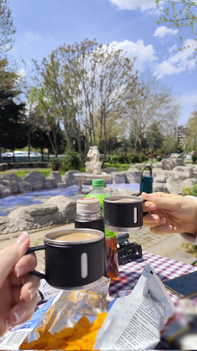 _semranisann_'s tweet photo. Bahar her türlü gelir ama siz yine de hayatınıza her mevsim bahar getiren insanlarla olun @nisanazliisen 💐☕ https://t.co/gXpivq4ZKJ