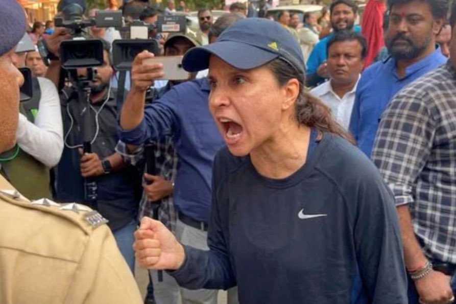 "THE FABRIC OF DEMOCRACY IS ALWAYS FRAGILE EVERYWHERE BECAUSE IT DEPENDS ON THE WILL OF CITIZENS TO PROTECT IT, AND WHEN THEY BECOME SCARED, WHEN IT BECOMES DANGEROUS FOR THEM TO DEFEND IT, IT CAN GO VERY QUICKLY."

- MARGARET ATWOOD
Just Do IT..✊🏻