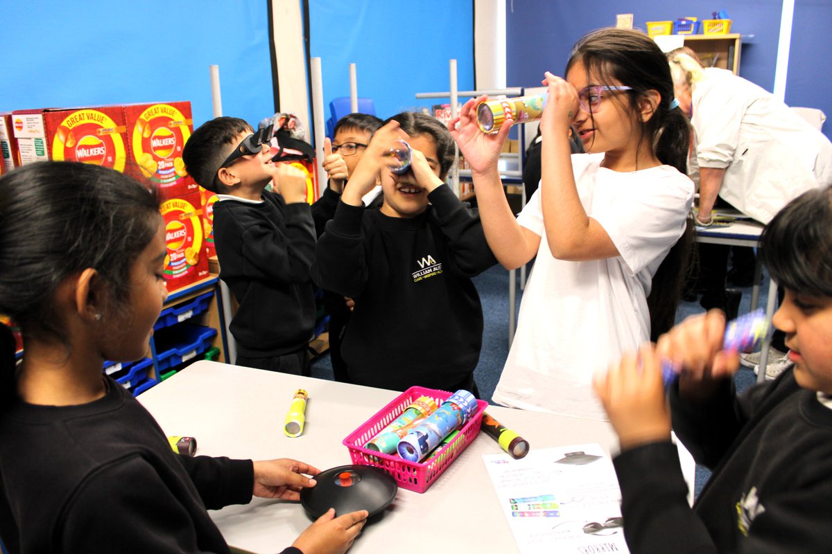 WilliamAustinJS's tweet image. Year 3 enjoyed their Science workshop this week which was about the topic of light.
They were able to explore different activities in groups and really enjoyed it. Thank you @fabscience 
#STEM #science #enrichment