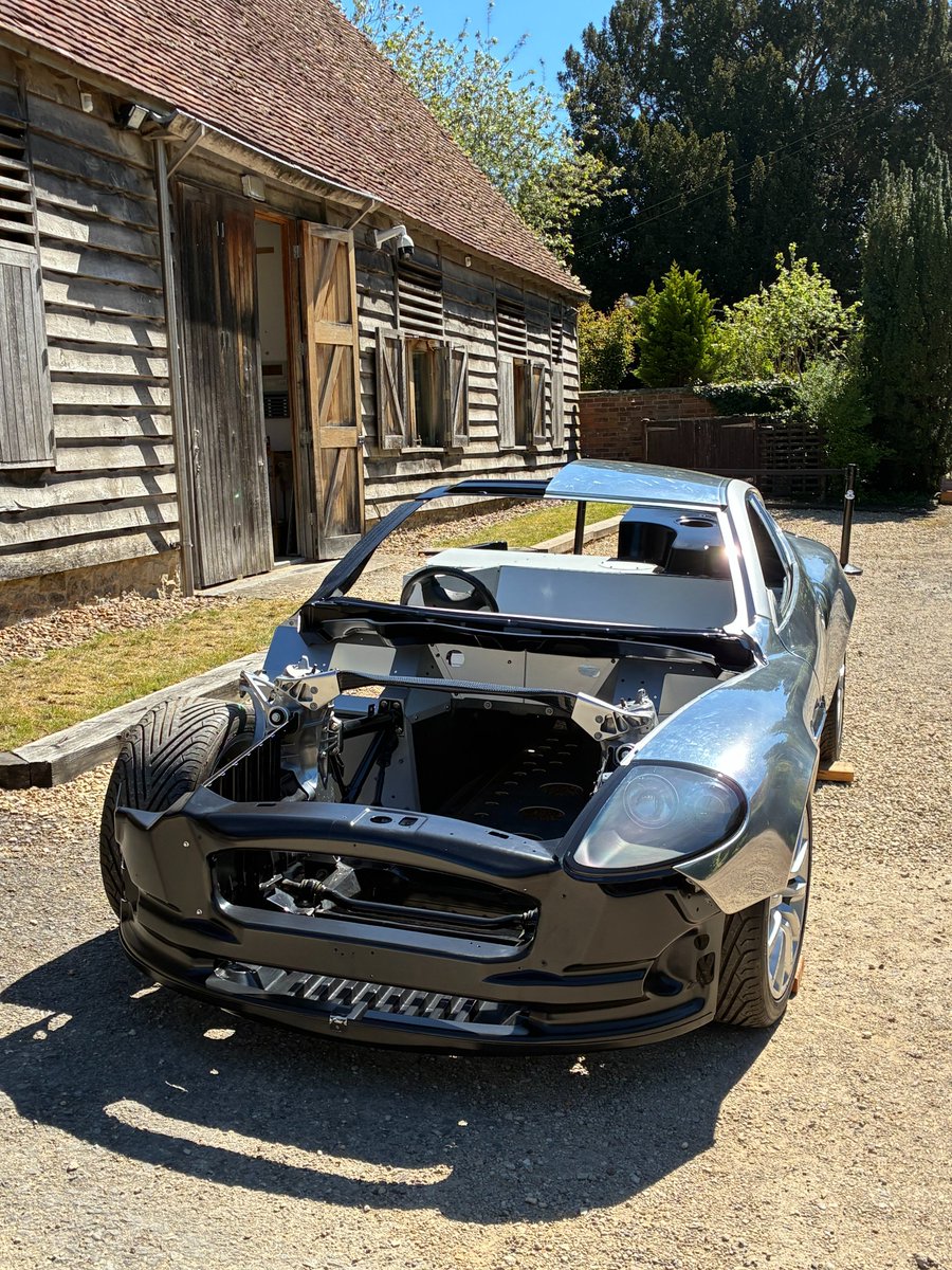 AMHTOfficial's tweet photo. Great visit from @AstonOwnersCom  today. They kick‑started their Vanquish weekend with a tour of the museum.
The sun shone and the cars looked fantastic, a superb line‑up of first‑generation Vanquishes, alongside a DB6, a Rapide, and several Vantages.
We even brought out our own Vanquish cutaway to be admired.

#amht #FirstGenVanquish #Vanquish #Astonmartinvanquish #DB6 #Astonmartinvanatge #Vantage #Astonmartinrapide #Rapide