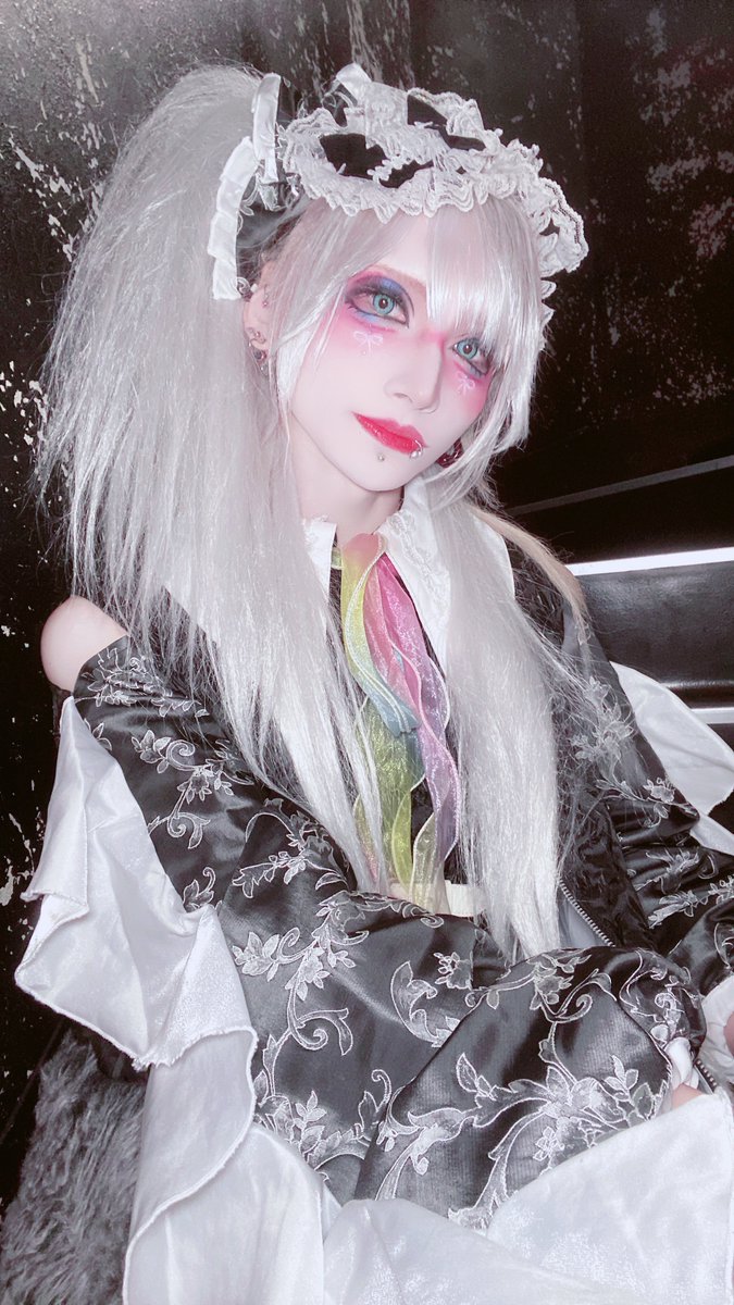 LIZA #FFFFFF tweet media