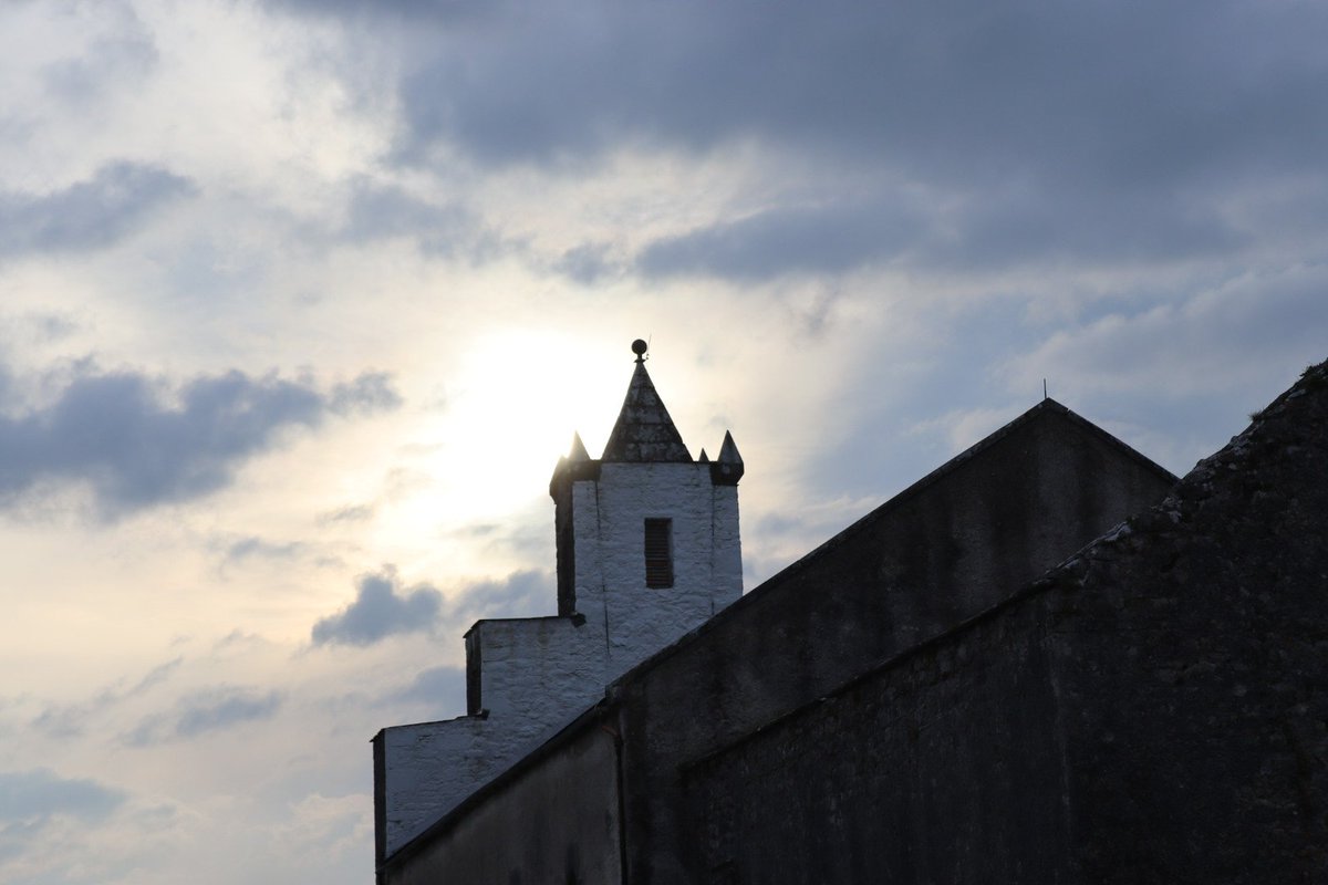 BDuffma's tweet image. #Clare #Burren #ThePhotoHour 🟡🔵🖤🤍💚💛⚪️⚫️ #200daysofwalking @thekilfenora @kilfenoraclare having the chats &amp;amp; tunes in Kilfenora this weekend #Kilfenora