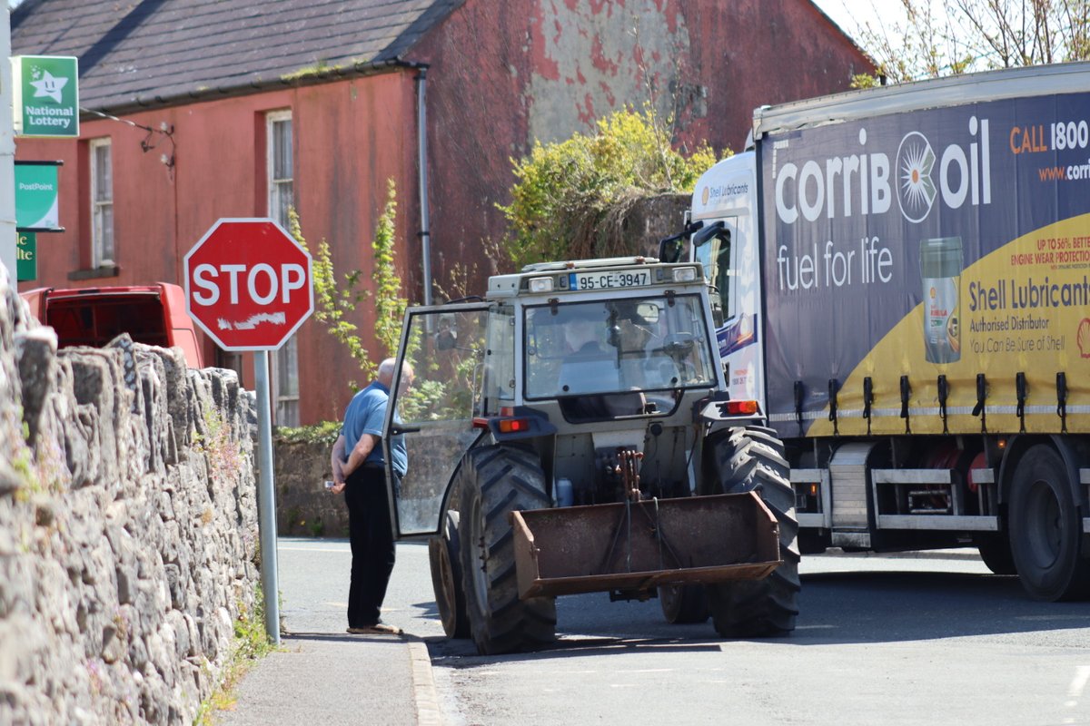 BDuffma's tweet image. #Clare #Burren #ThePhotoHour 🟡🔵🖤🤍💚💛⚪️⚫️ #200daysofwalking @thekilfenora @kilfenoraclare having the chats &amp;amp; tunes in Kilfenora this weekend #Kilfenora