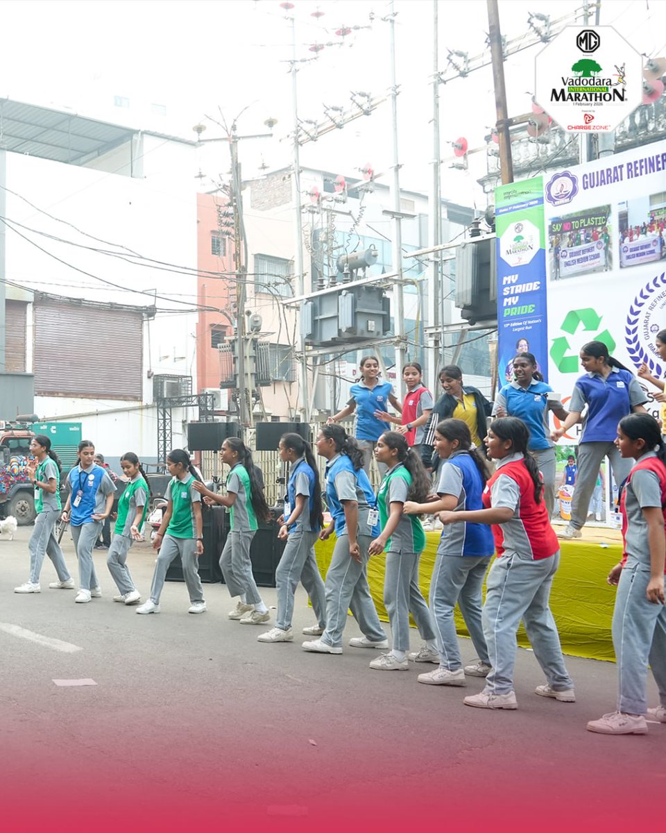 VMIndia's tweet photo. The loudest cheers came from the smallest champions. 💛

From their school stages to the streets, these young supporters filled every mile with energy and smiles.

#VadodaraMarathon #MyStrideMyPride #YoungCheerSquad #CityThatRuns #MGVM #VM https://t.co/pBOODkTVBg