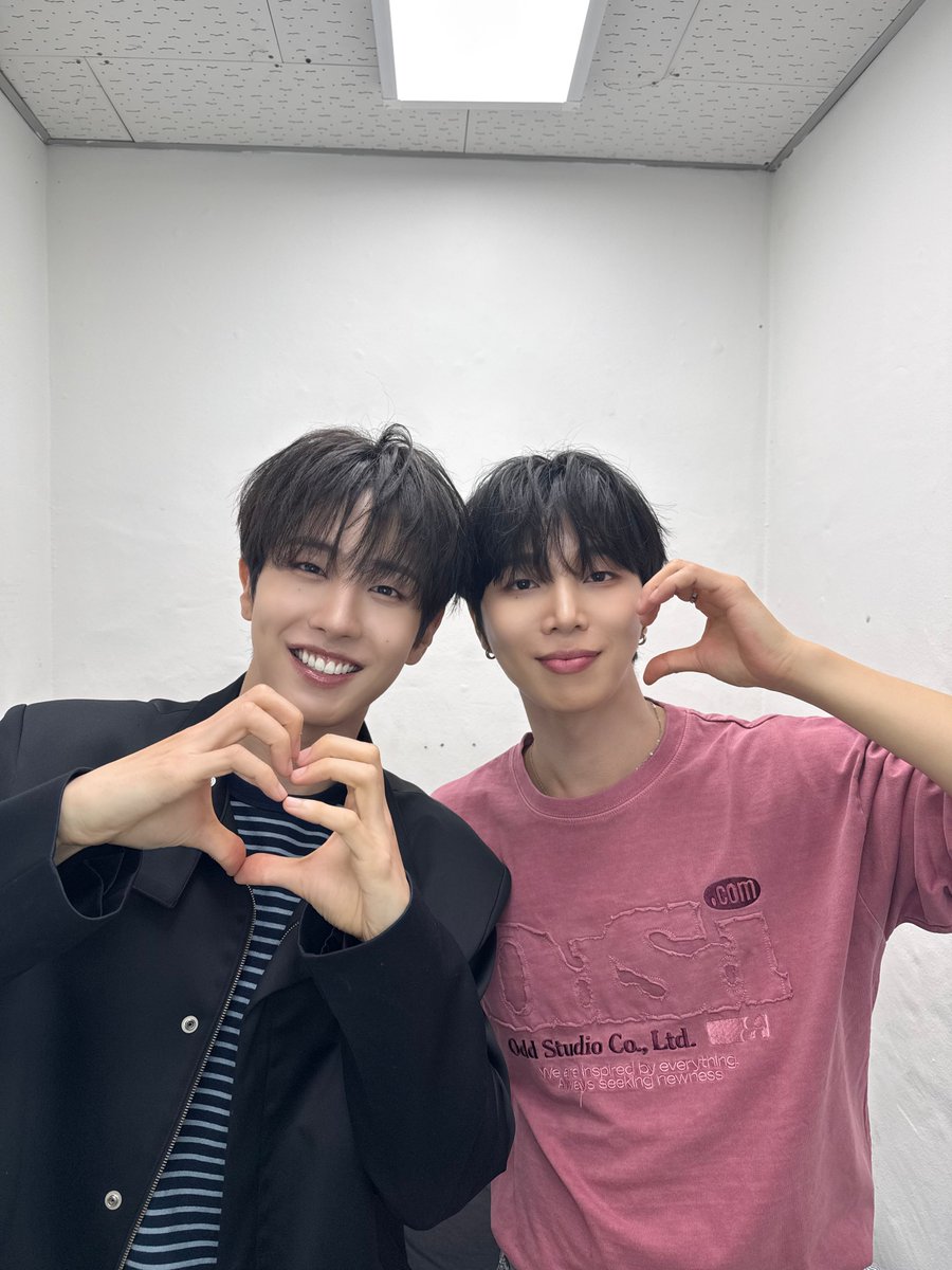 [📸]

260424 더음반 팬사인회

WHITE FALL의 마지막 팬싸를 함께해주신 희아라분들께 진심으로 감사드립니다!
직접 오지 못하셨더라도 언제 어디서든 
세븐어스를 응원해주신 희아라분들께도 감사드립니다.
희아라 덕분에 WHITE FALL이라는 
여정을 잘 마무리할 수 있었습니다✈️
앞으로도 더 좋은