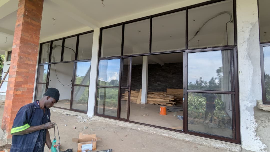 linqsoftA's tweet photo. Framing views, building trust.
Premium aluminium &amp; glass
installations done right. We don't
just install glass, we install
confidence in your house. 
Let the light in, keep the noise out with Linqsoft Aluminium solutions.
#AluminiumExperts 
#LinqsoftAluminium 
#GlassandAluminium https://t.co/yyTuFOy4tA