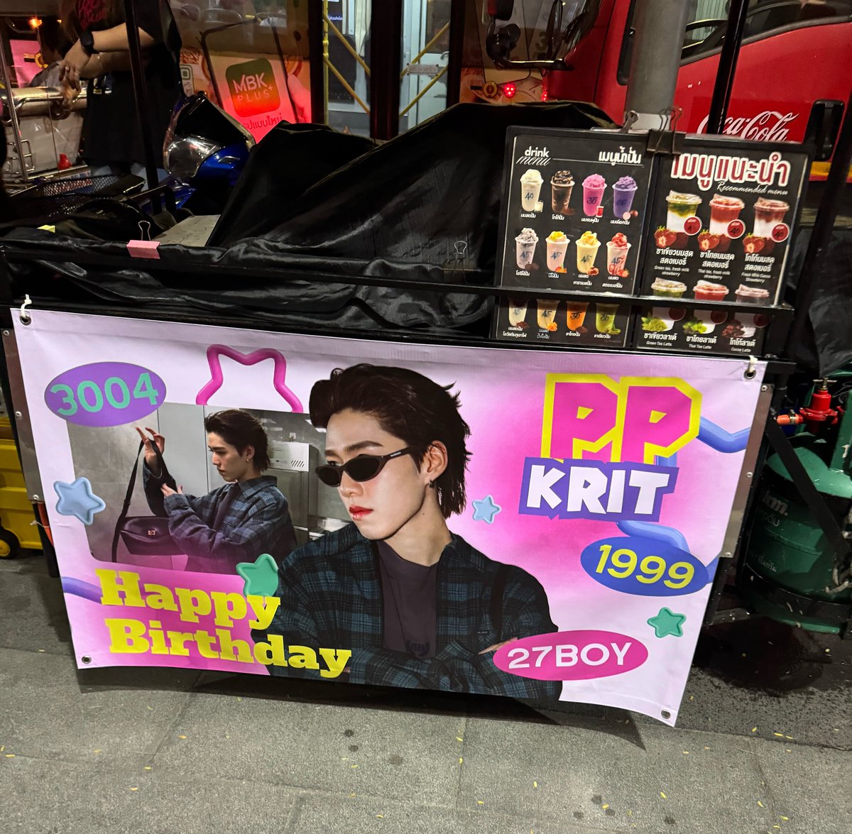 แล้วสิ่งนี้จากบ้านเบสน่ารักมาก😭😭😭😭😭💖 แม่ๆไปอุดหนุนร้านส้มตำกับร้านน้ำได้ อร่อยเริ่ดๆเลยล่ะ สมฉายาลูกคุณหนู5555555555555555555555555
#Happy27thPPKRITDay 
#ppkritt