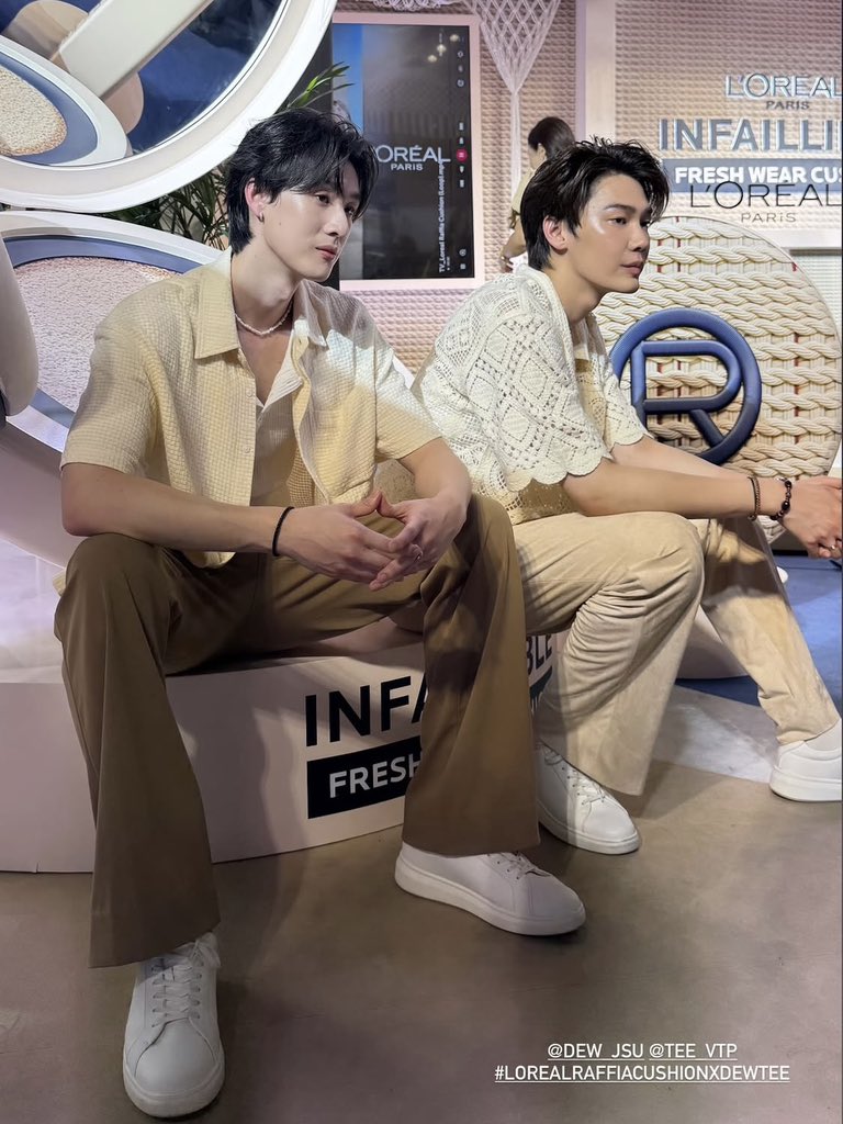 posenya BROMANCE MENTOK.

LOreal Summer Beach X Dew Tee 
#LOrealRaffiaCushionXDewTee