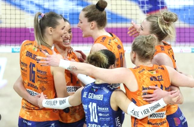 FornitureMoro's tweet image. 💥🏐 ✨NOTTE MAGICA PER LE PANTERE CON LA VITTORIA DEL NONO SCUDETTO🍾 🏆
Gara 4 da brividi all'Allianz Cloud mercoledì sera.
Le pantere chiudono la serie delle Finali Scudetto per 0 set a 3
PARZIALI:17-25 22-25  22-25

#industrialfornituremoro
#imocovolley