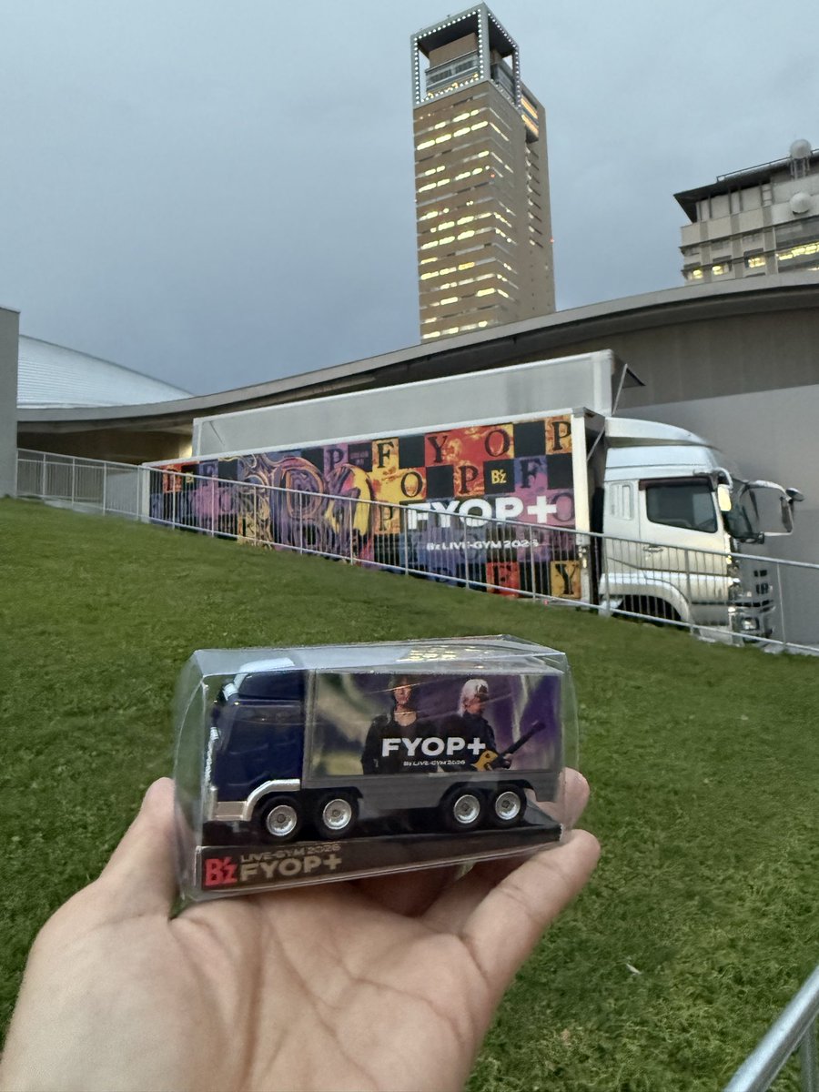 仕事終わりに高松へ🚗🌬️ B'zのツアートラックおったよー💕 日曜日の
