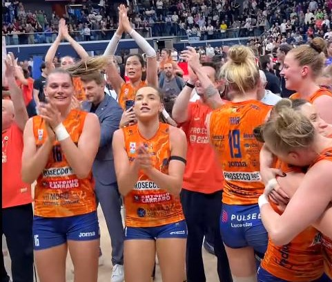 FornitureMoro's tweet image. 💥🏐 ✨NOTTE MAGICA PER LE PANTERE CON LA VITTORIA DEL NONO SCUDETTO🍾 🏆
Gara 4 da brividi all'Allianz Cloud mercoledì sera.
Le pantere chiudono la serie delle Finali Scudetto per 0 set a 3
PARZIALI:17-25 22-25  22-25

#industrialfornituremoro
#imocovolley