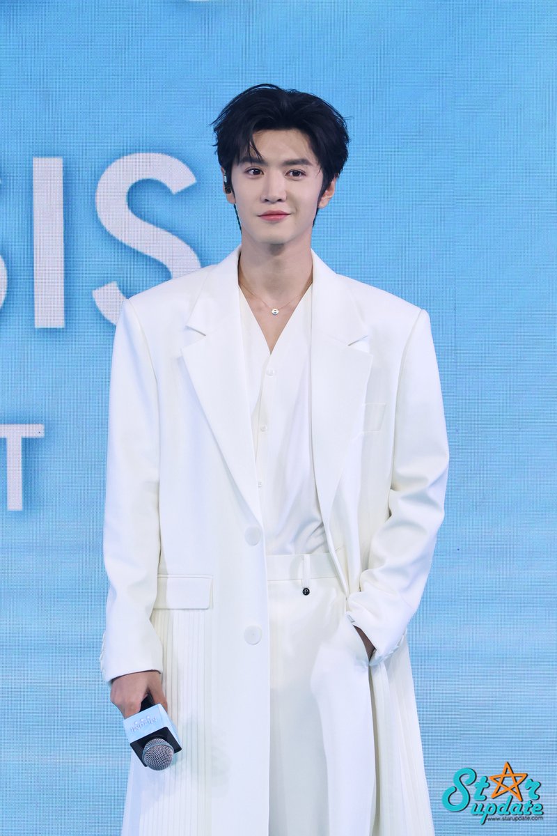 webstarupdate's tweet image. เฉินเกอ พี่พระเอกและพรีเซนเตอร์สุดหล่อ✨ ในงาน "MizuMi x Chen Zheyuan Exclusive Meet &amp;amp; Greet: First Love in Aqua Oasis"

#MizuMi #MizuMixChenZheYuan #MizuMixChenZheyuan_FirstLove 
#เฉินเจ๋อหย่วน #ChenZheyuan #陈哲远