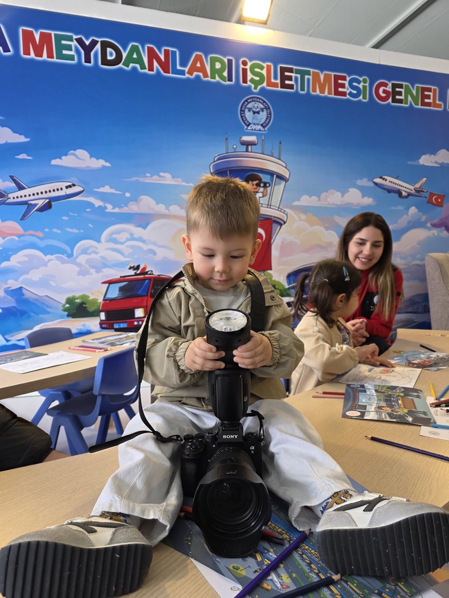 dhmikurumsal's tweet photo. 23 Nisan Ulusal Egemenlik ve Çocuk Bayramı kapsamında düzenlenen “Meclis Bahçesi Çocuk Bahçesi Etkinliği” için biz de Türkiye Büyük Millet Meclisindeydik. 🇹🇷

20–24 Nisan tarihleri arasında düzenlenen etkinliklerde DHMİ’yi ve projelerimizi tanıtarak minik misafirlerimizin gökyüzüne dair hayallerine ilham olurken; bir yandan da keyifli vakit geçirebilecekleri boyama atölyeleri ve birbirinden renkli aktivitelerle onların dünyasına dokunmanın mutluluğunu yaşadık. 🎨✈️

DHMİ olarak, yarınlarımızın teminatı olan çocuklarımızın hayallerini desteklemeye ve geleceğe umutla bakan nesillerin yetişmesine katkı sunmaya devam ediyoruz.

#TürkiyeHızlanıyor🇹🇷