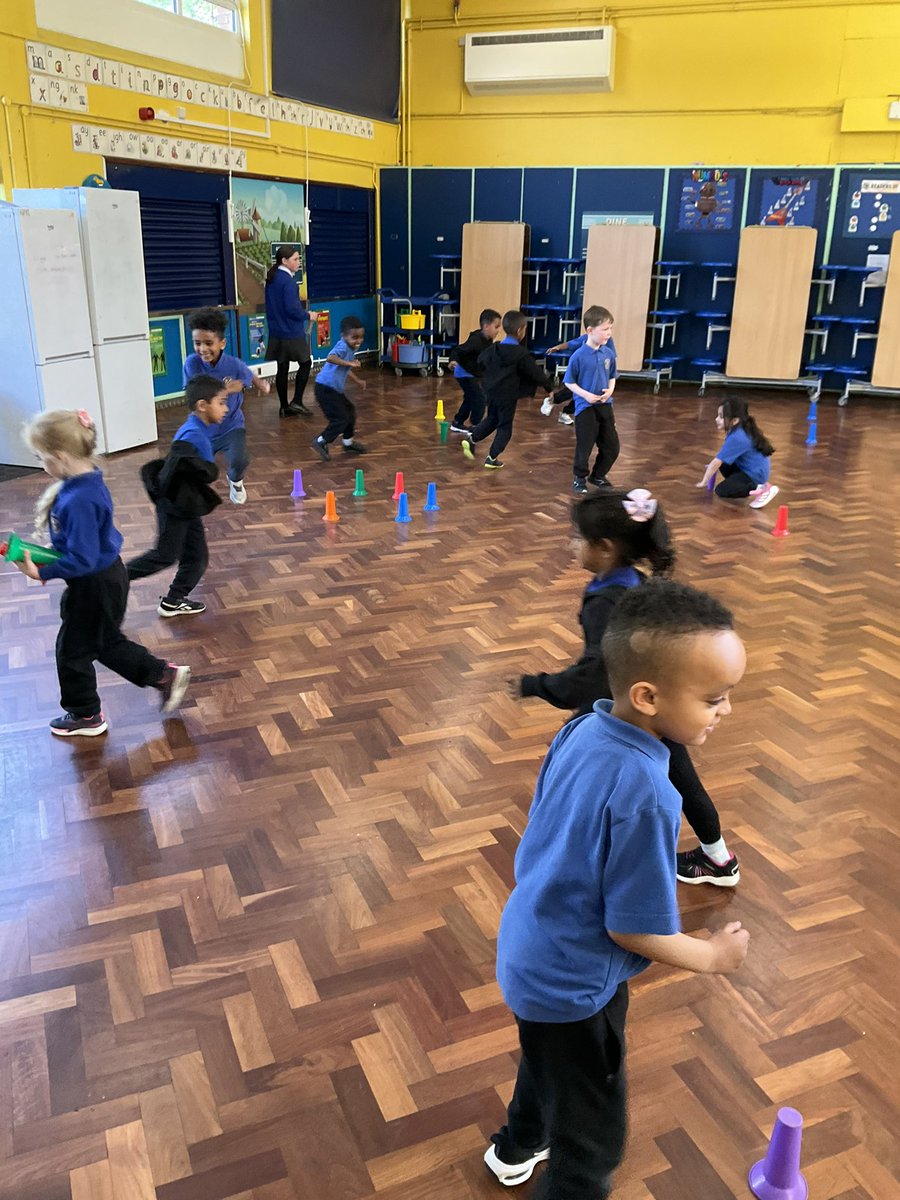 AbbeyPrimary's tweet image. In #PE this week we played a game of dishes and domes. The children had to be agile and move around the hall to either turn it into a dish or a dome. They had to adjust their speed if someone was coming. #rec
