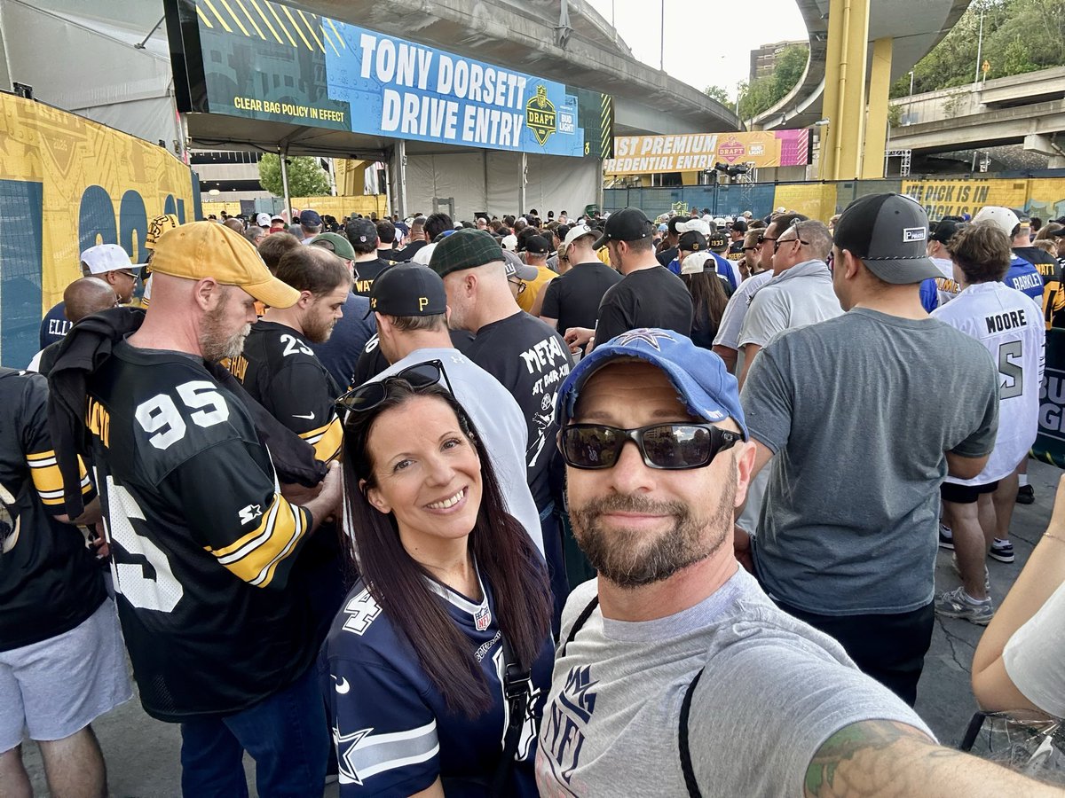 JimmyThreeGats's tweet photo. @CrwnGlobalMedia  Strange lady indeed! CGM represented in Pittsburgh. https://t.co/XAqC0WS9ED