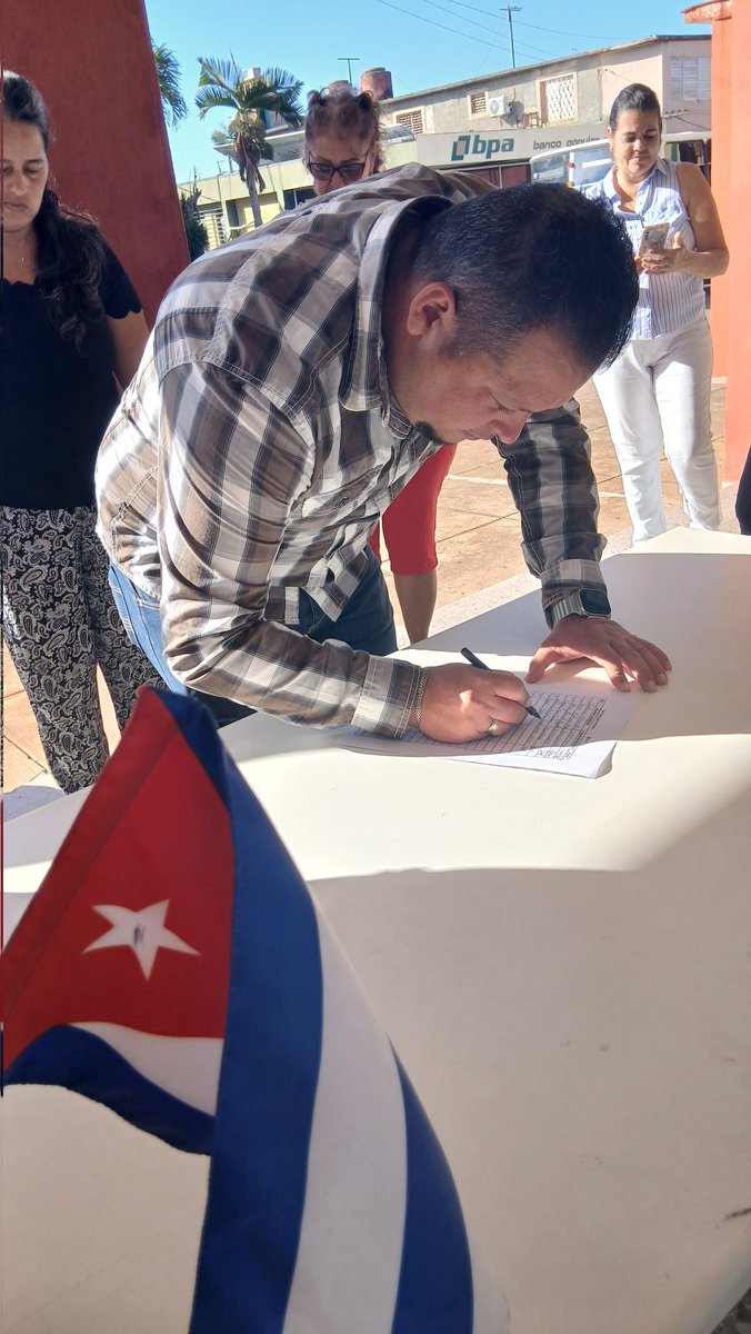 JARTJournalist's tweet photo. Miembros de la #ACLIFIM, #ANSOC #ANCI y trabajadores de @DiarioArtemisa , firmaron el libro de apoyo a la paz y rechazo a la guerra. #MiFirmaPorCuba #ArtemisaJuntosSomosMás #CubaEstáFirme https://t.co/r2029O39ax