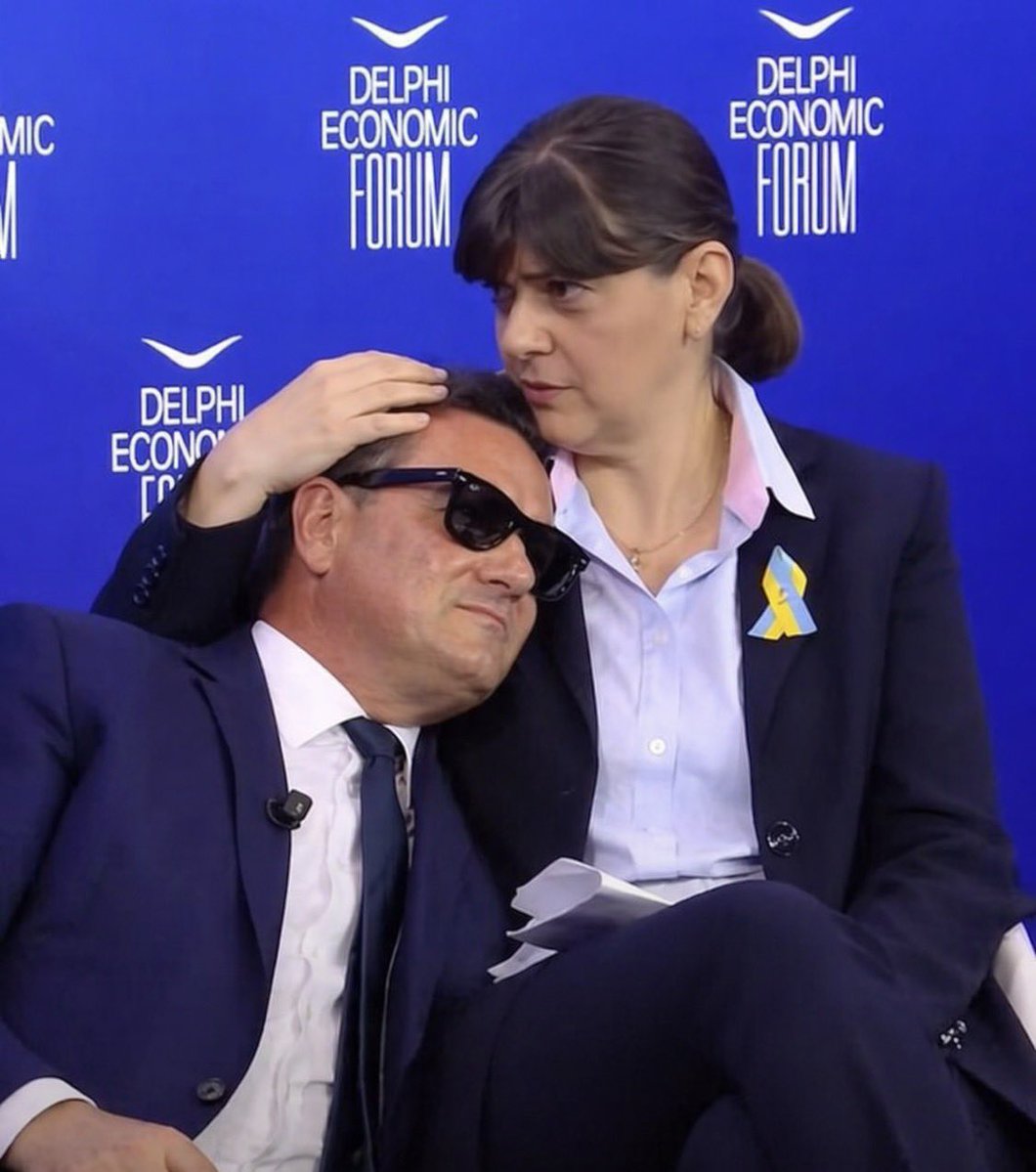 - Μην αγχώνεσαι, μικρέ μου  τσαρλατάνε, όπου να ’ναι έρχεται κι η σειρά σου.