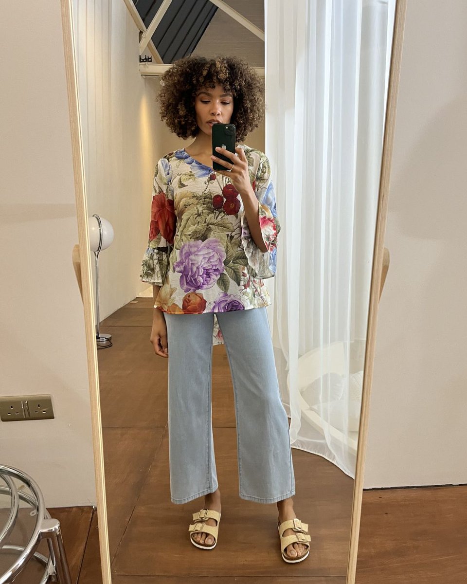 izabellondon's tweet image. Prints to fall in love with ❤ izabel.com/products/t1798…

Our floral flare sleeve blouse is the perfect touch of feminine florals your next look needs. Style with your favourite Izabel London jeans and heels for an effortlessly elegant look.

#IzabelLondon #Dress #Blouse #Styling