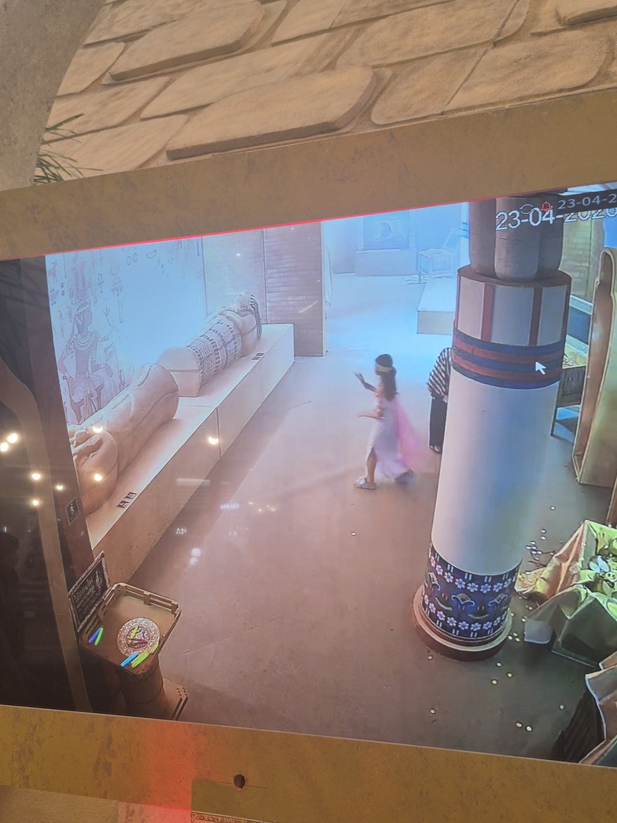 ข้างในมีมัมมี่กับฟาร์โรห์เดินไปเดินมาอยู่ (ข้างนอกมี CCTV ให้ดูทุกมุมฟรีด้วยนะ เริ่ดป่ะล่ะ 555555)