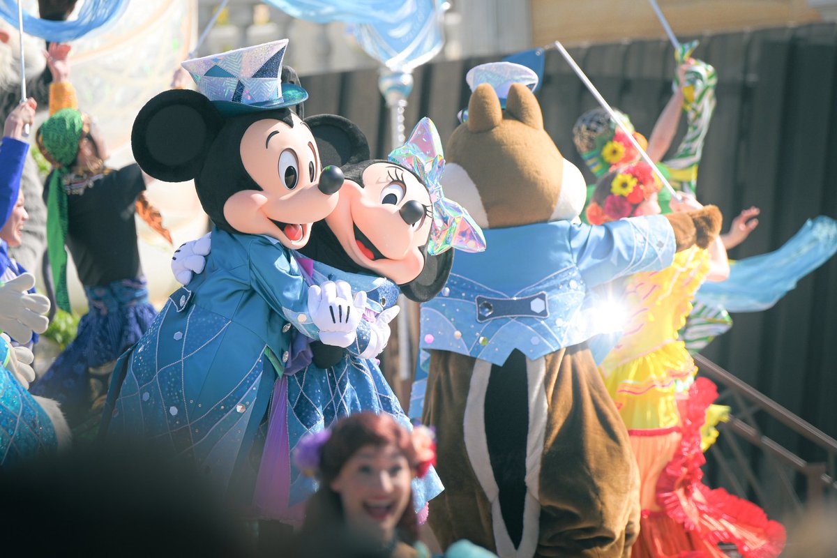 s_Disney_04's tweet photo. キラキラ衣装で抱き合う二人が神々しかった💎✨ https://t.co/9sIGi3BAJD