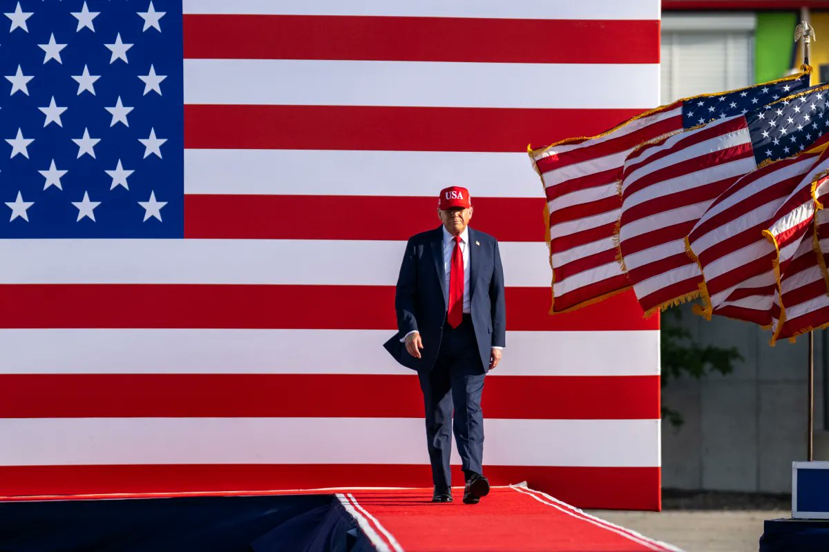RealPNavarro's tweet photo. 6/ Economic security is national security.

Without domestic production, you have neither.

This is why @POTUS is bolstering BUY AMERICAN rules and using the power of federal procurement to create the demand American manufacturers need to INVEST, HIRE, and EXPAND. https://t.co/i1lFGLHrgy