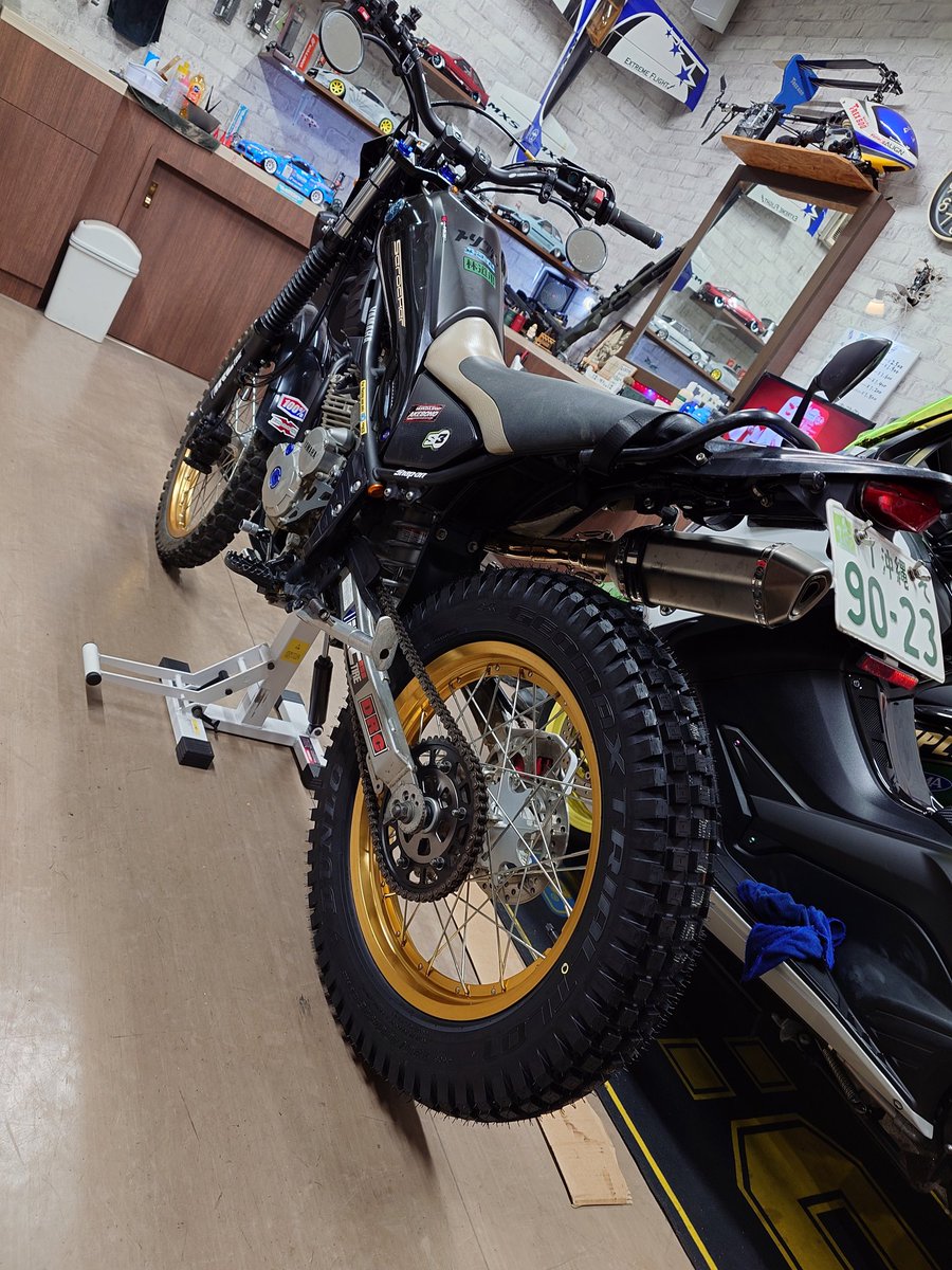 superken119's tweet photo. DUNLOP　TL01 装着！
初のトラタイヤ(´・ω・｀)
ゴム柔らかすぎて、今までみたいに乗ってたら、減りヤバそう(^_^;) https://t.co/UChuppo3q4