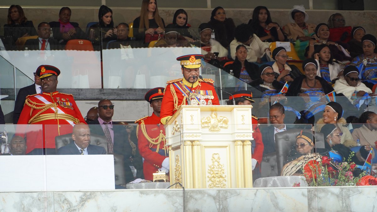 EBISRADIO's tweet photo. Powerful Address! BAYETHE! WENAWAPHAKATHI!π¦
His Majesty King Mswati III took to the podium at Somhlolo National Stadium to deliver his keynote address during this historic Double Celebration.
#EBISRadio #40yearsonthethrone #HalalaEswatini https://t.co/xImPF59OKr