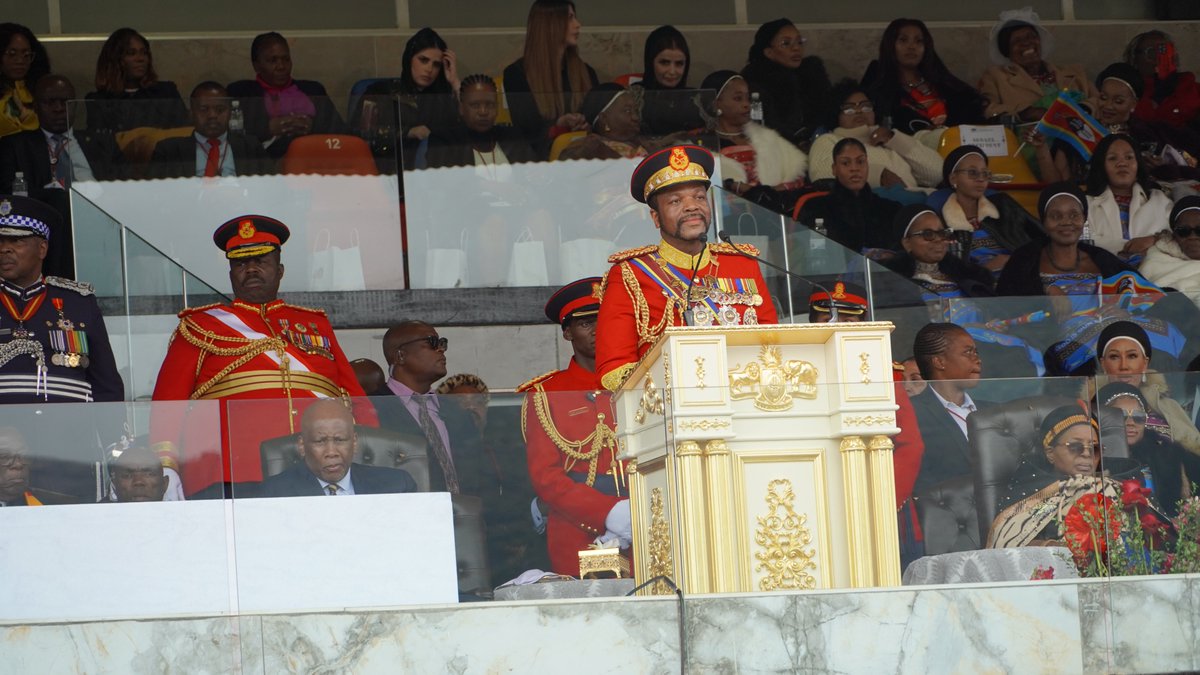 EBISRADIO's tweet photo. Powerful Address! BAYETHE! WENAWAPHAKATHI!π¦
His Majesty King Mswati III took to the podium at Somhlolo National Stadium to deliver his keynote address during this historic Double Celebration.
#EBISRadio #40yearsonthethrone #HalalaEswatini https://t.co/xImPF59OKr