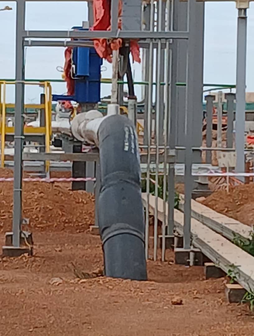 NABUKENYAB58730's tweet photo. A 45km feeder line will carry crude from the #KingfisherProject in Kikuube to Pump Station One, Hoima.
The pipe surfaces through a gooseneck. At PS1, fiscal & allocation meters measure revenue and oil quantity.
#RoadToFirstOil #EnergyUganda
#GoldenPosts https://t.co/zOtCqGKjfb