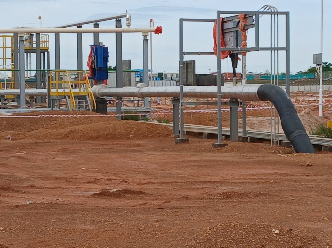 NABUKENYAB58730's tweet photo. A 45km feeder line will carry crude from the #KingfisherProject in Kikuube to Pump Station One, Hoima.
The pipe surfaces through a gooseneck. At PS1, fiscal & allocation meters measure revenue and oil quantity.
#RoadToFirstOil #EnergyUganda
#GoldenPosts https://t.co/zOtCqGKjfb
