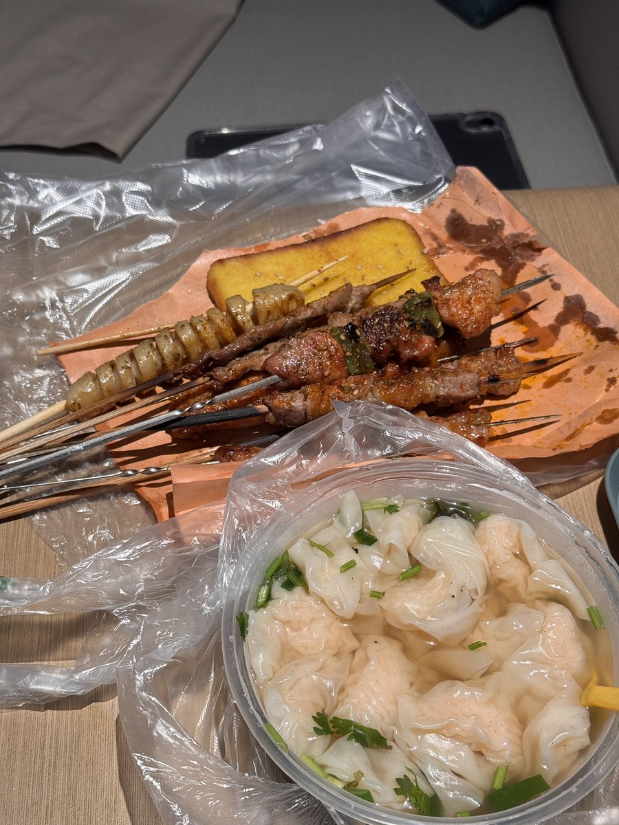 Cen1490087's tweet photo. 青岛的野馄饨和烧烤真是夯爆了 https://t.co/VGbLqIH2xQ