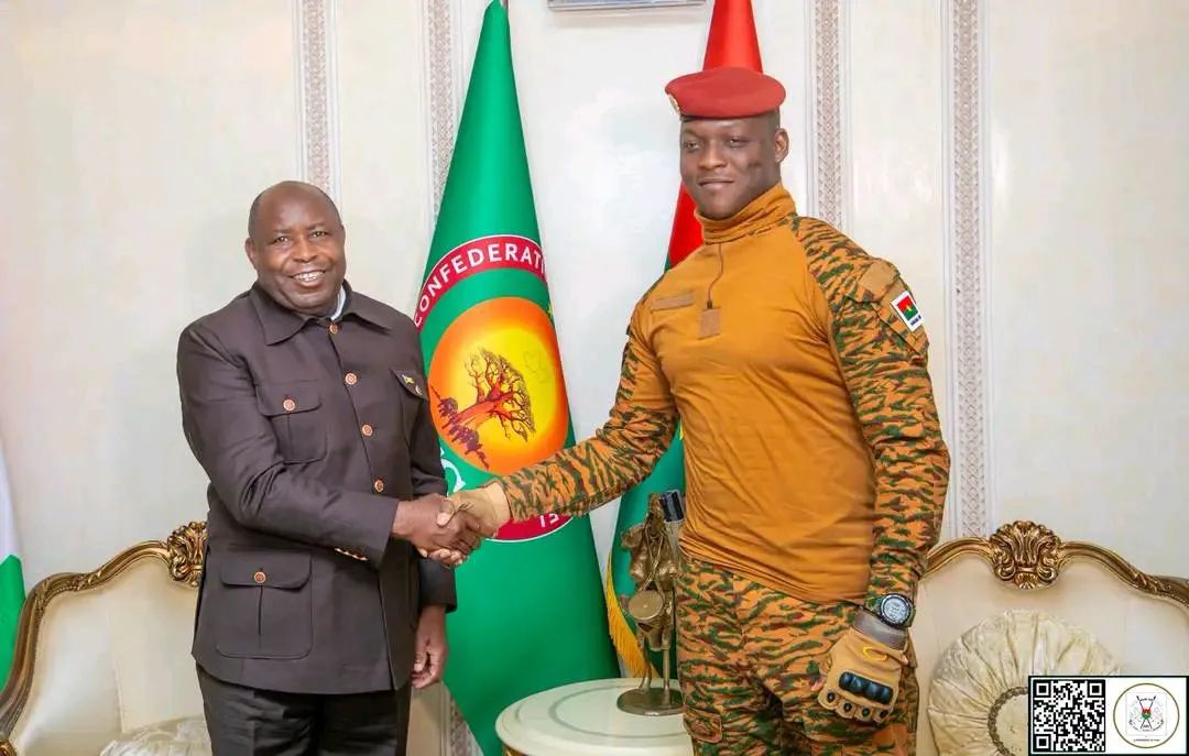 's tweet image. 🚨🔴#LE PRESIDENT BURUNDAIS @GeneralNeva🇧🇮 CHEZ #IBRAHIM_TRAORÉ🇧🇫🫵🫵🫵🫵🫵🫵🫵🫵🫵🫵🫵

Contrairement aux rumeurs véhiculées par la junte de #Kigali🇷🇼 concernant cette visite de président #Ndayishimiye🇷🇼 chez son homologue burkinabais #Traoré, Voici toute la vérité dans ces