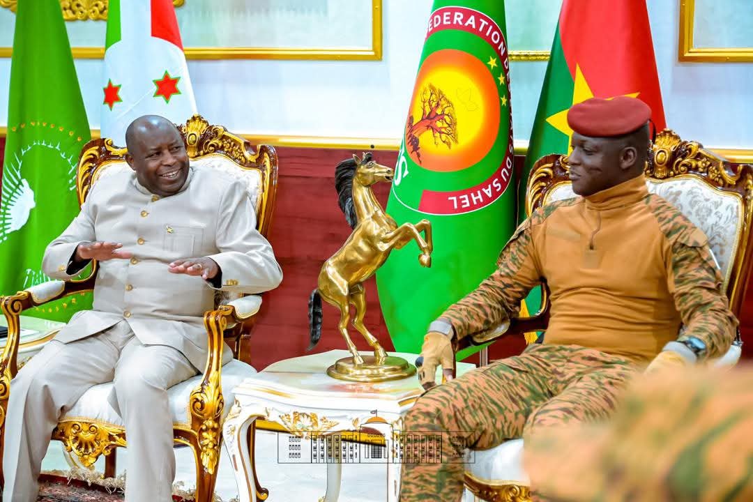 's tweet image. 🚨🔴#LE PRESIDENT BURUNDAIS @GeneralNeva🇧🇮 CHEZ #IBRAHIM_TRAORÉ🇧🇫🫵🫵🫵🫵🫵🫵🫵🫵🫵🫵🫵

Contrairement aux rumeurs véhiculées par la junte de #Kigali🇷🇼 concernant cette visite de président #Ndayishimiye🇷🇼 chez son homologue burkinabais #Traoré, Voici toute la vérité dans ces