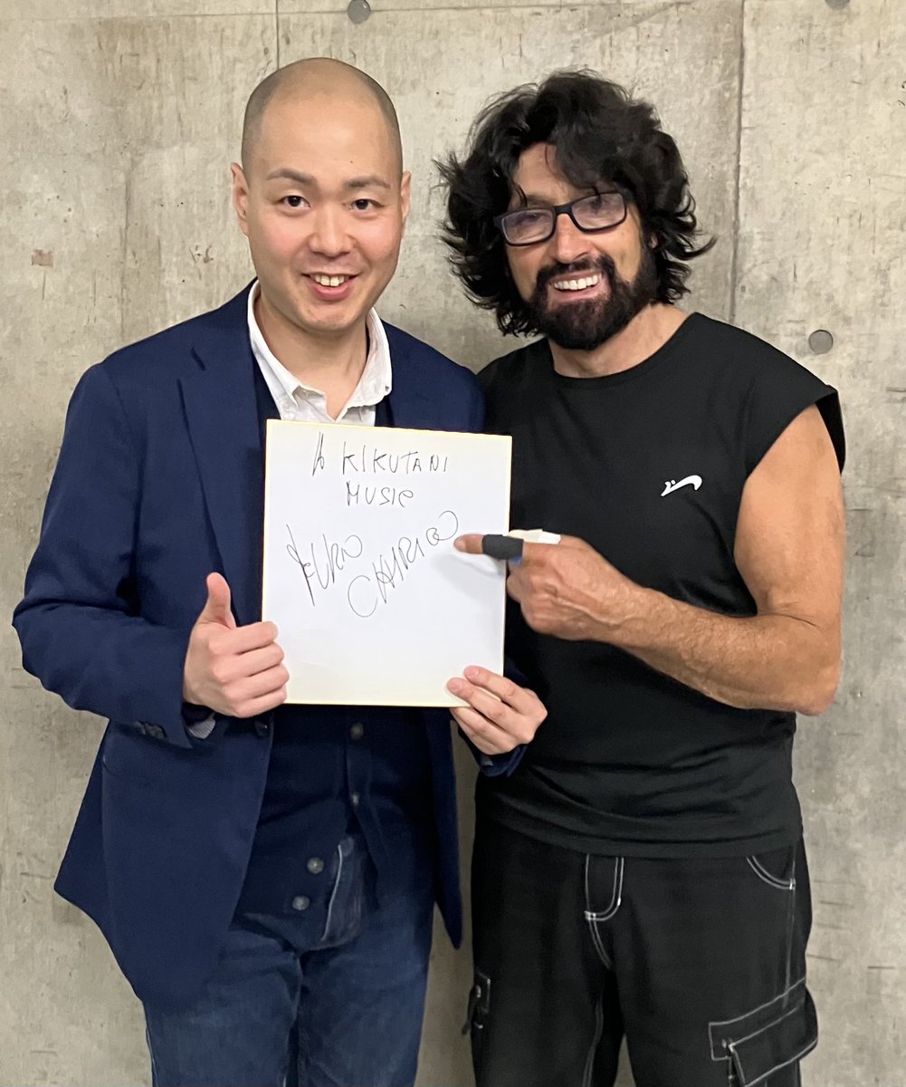 UfipJ's tweet photo. 本日、アルティ・エ・メスティエリの来日公演Meet&amp;Greetに参加！
UFiPアーティスト、フリオ・キリコ氏からサインを頂き、ライブへもご招待頂きました。
​74歳であの超絶エネルギッシュなドラミング、まさにレジェンド！🔥
​他にもお知らせがありますが、後日発表します！お楽しみに！🤘 https://t.co/qoDY3HYpE8