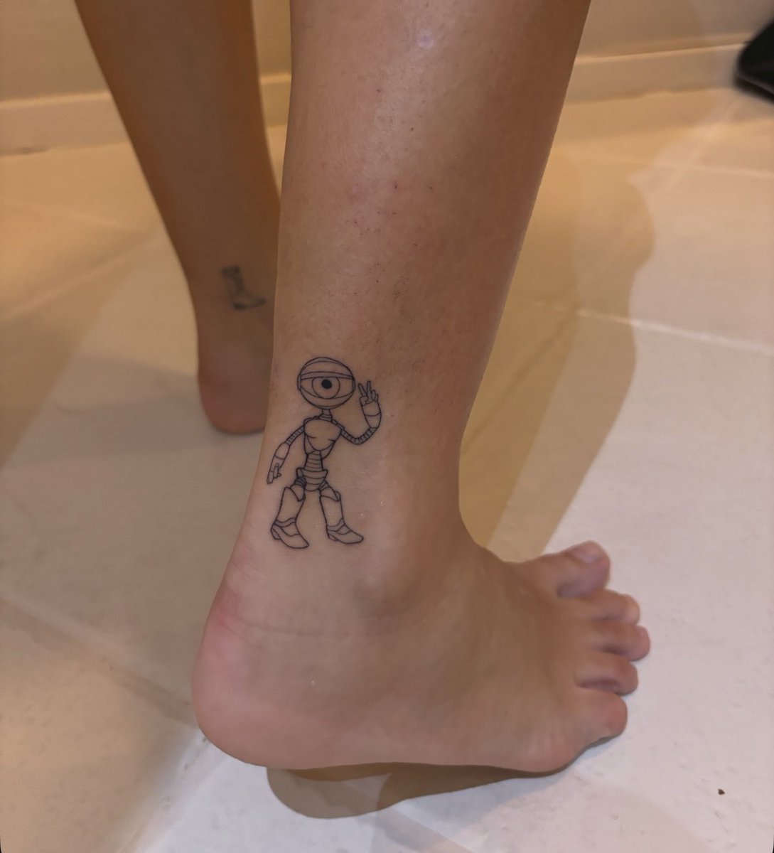 e agora uma coisinha que vocês pediram muito:
a tatuagem da nossa prin 💋
feita pelo divo jsilaspaiva
vai ter robozinho do BBB de bota simmmm!