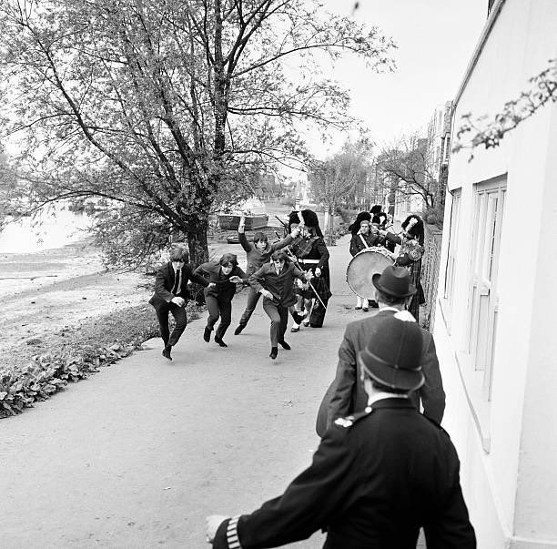 Beatlesfab40's tweet image. OTD 24APR1965 The #Beatles filmed the scene for their movie #Help!, in which they were pursued by some bagpipe players and took refuge in a pub. This was filmed outside the City Barge pub at 27 Strand-on-the Green, Chiswick, London. (Picture 3 is the pub today). #TheBeatles