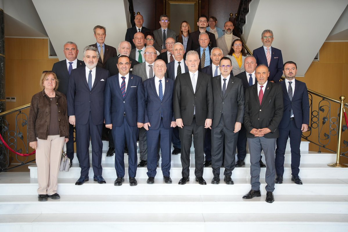 Genel Başkan Yardımcılarımız Fikret Artan, Mahmut Karaaslan, Prof. Dr. Haydar Çakmak, Av. Özcan Pehlivanoğlu ve Nihat Babaözü ile birlikte Genel İdare Kurulu Üyelerimiz, Genel Başkan Başdanışmanlarımız, İzmir İl Başkanımız Sinan Bezircilioğlu ve teşkilat mensuplarımızla birlikte