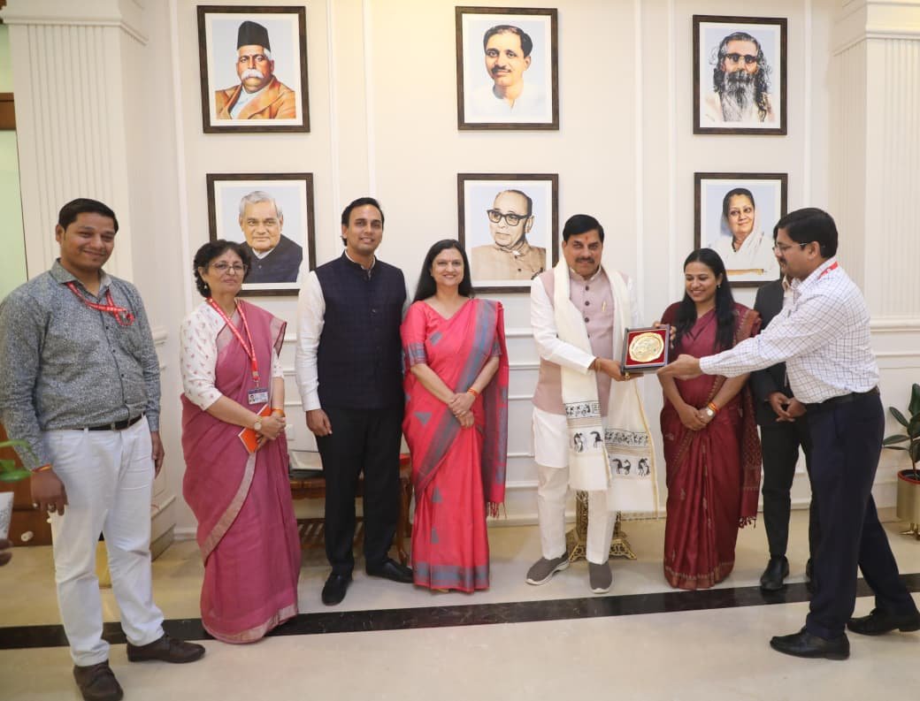 CMMadhyaPradesh's tweet image. मुख्यमंत्री डॉ. मोहन यादव से आज मुख्यमंत्री निवास स्थित समत्व भवन में भारतीय विदेश सेवा-2025 बैच के प्रशिक्षु अधिकारियों ने सौजन्य भेंट की।

@DrMohanYadav51 #CMMadhyaPradesh #MadhyaPradesh