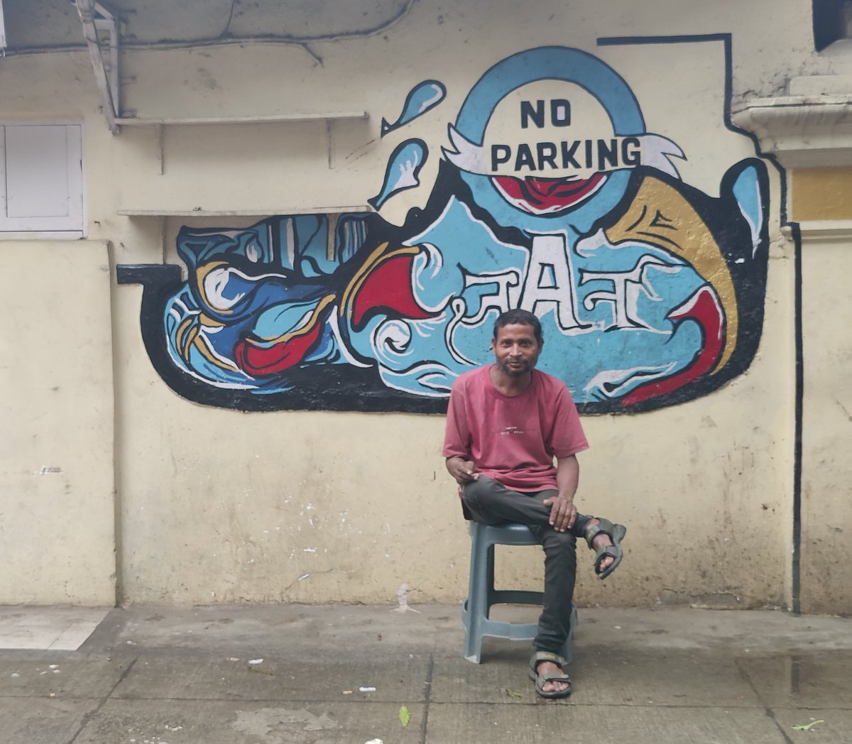 chauchaubhath's tweet image. The #wallart is quite good, but the fellow in front makes it even better! 😃😃

#theme_pic_India_streets