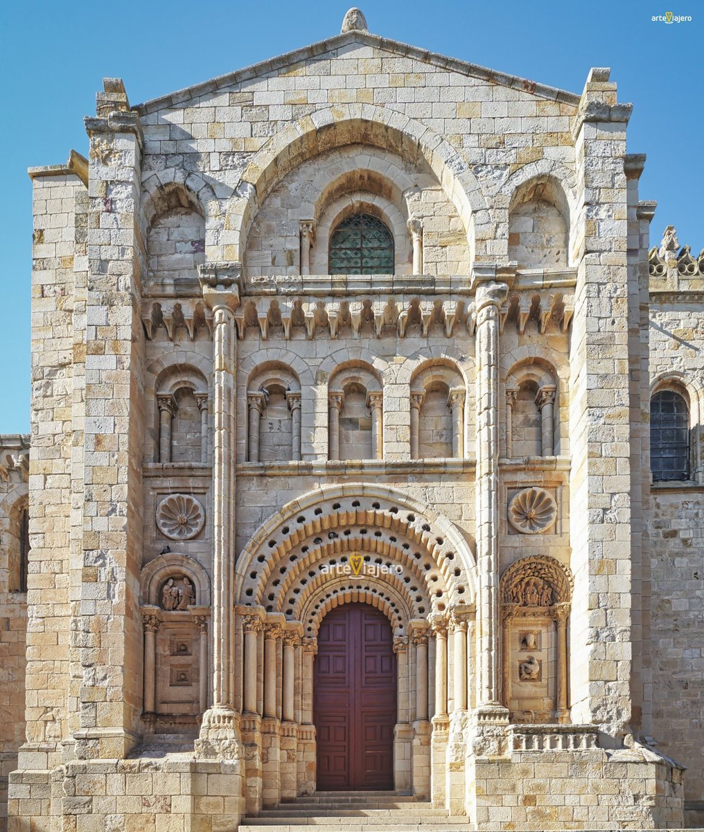 arteviajero_com's tweet image. Puerta del Obispo de la Catedral de Zamora, considerada como una de las portadas más interesantes y bellas del arte románico español debido a su gran riqueza decorativa.
Más fotos e ℹ️ ⬇️⬇️⬇️
arteviajero.com/articulos/puer…
#FelizViernes #photography