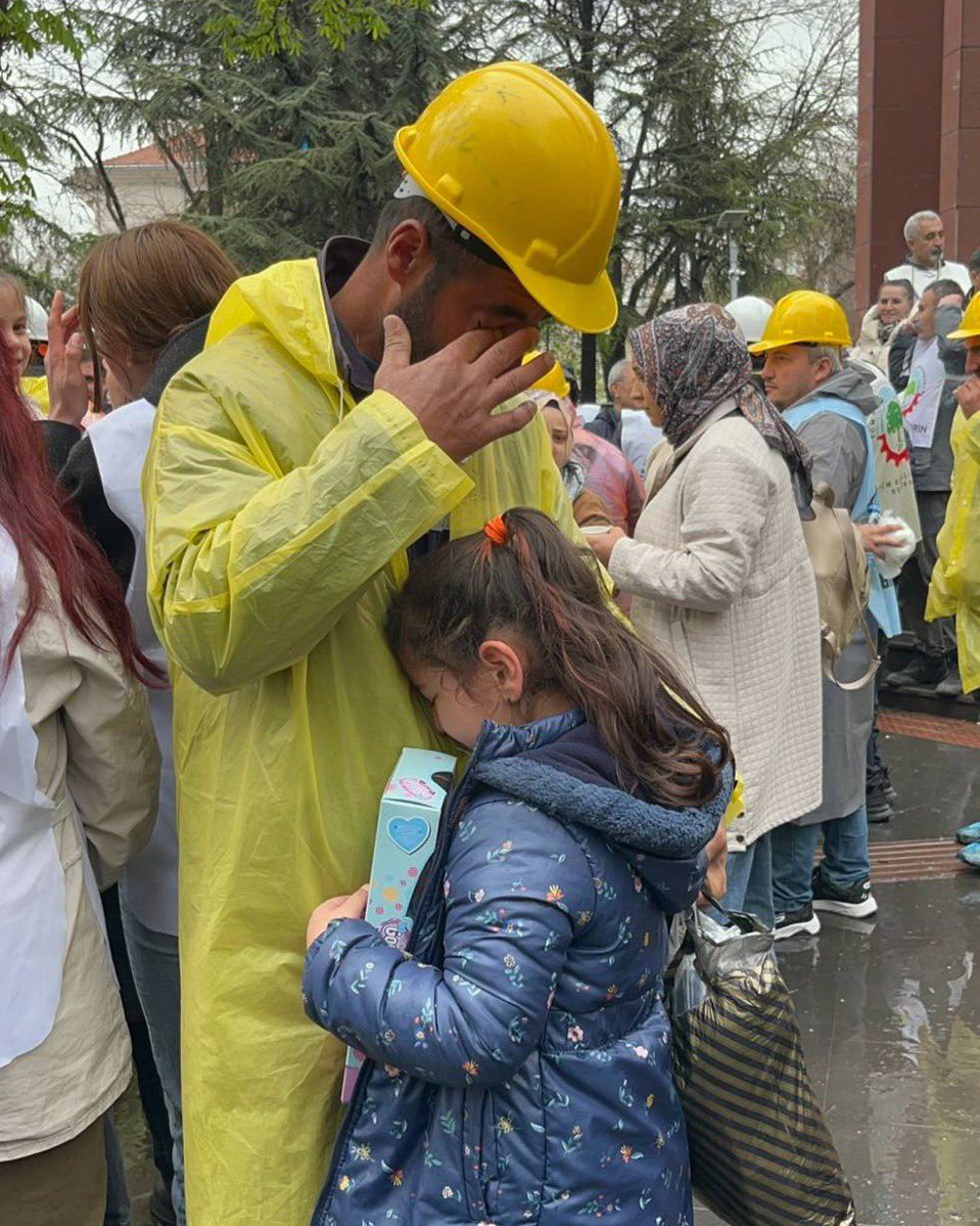 Vicdansızlığı bırakın. Gaddarlığı bırakın. Madencilerimizin hakkını verin.

Her depremde enkazlara girip binlerce insanımızın canını kurtaran onlar.

Gün ışığı görmeden saatlerce yerin altında çalışan onlar.

Hayatını riske atan, ailesinin rızkı için yeri gelince canını veren