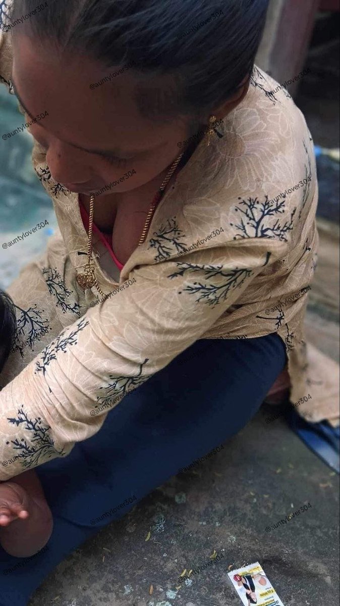 auntylover304's tweet photo. Friend's hot wife 😍😍, semma scene paah evlo Periya paal mola ( ¥ ) nalla kudikalam paal 🤤
#auntycleavage #cleavageshow #molaiaunty #paalmolai #molai
@soth1501 @Man59821165 https://t.co/WQglrJptdK