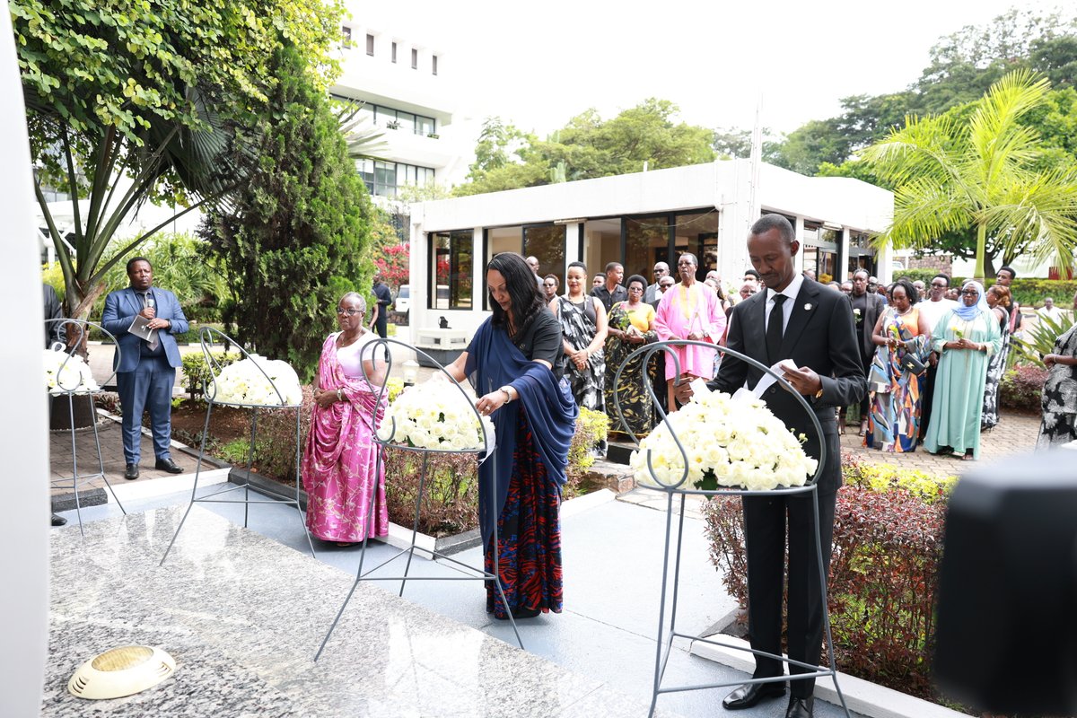 CentralBankRw's tweet image. Kuri uyu mugoroba, abayobozi, abakozi n'imiryango y'abari abakozi ba BNR bateraniye mu muhango wo kwibuka ku nshuro ya 32 abari abakozi ba Banki Nkuru y'u #Rwanda bazize Jenoside yakorewe Abatutsi muri 1994.     

 #Kwibuka32 
#KwibukaTwiyubaka